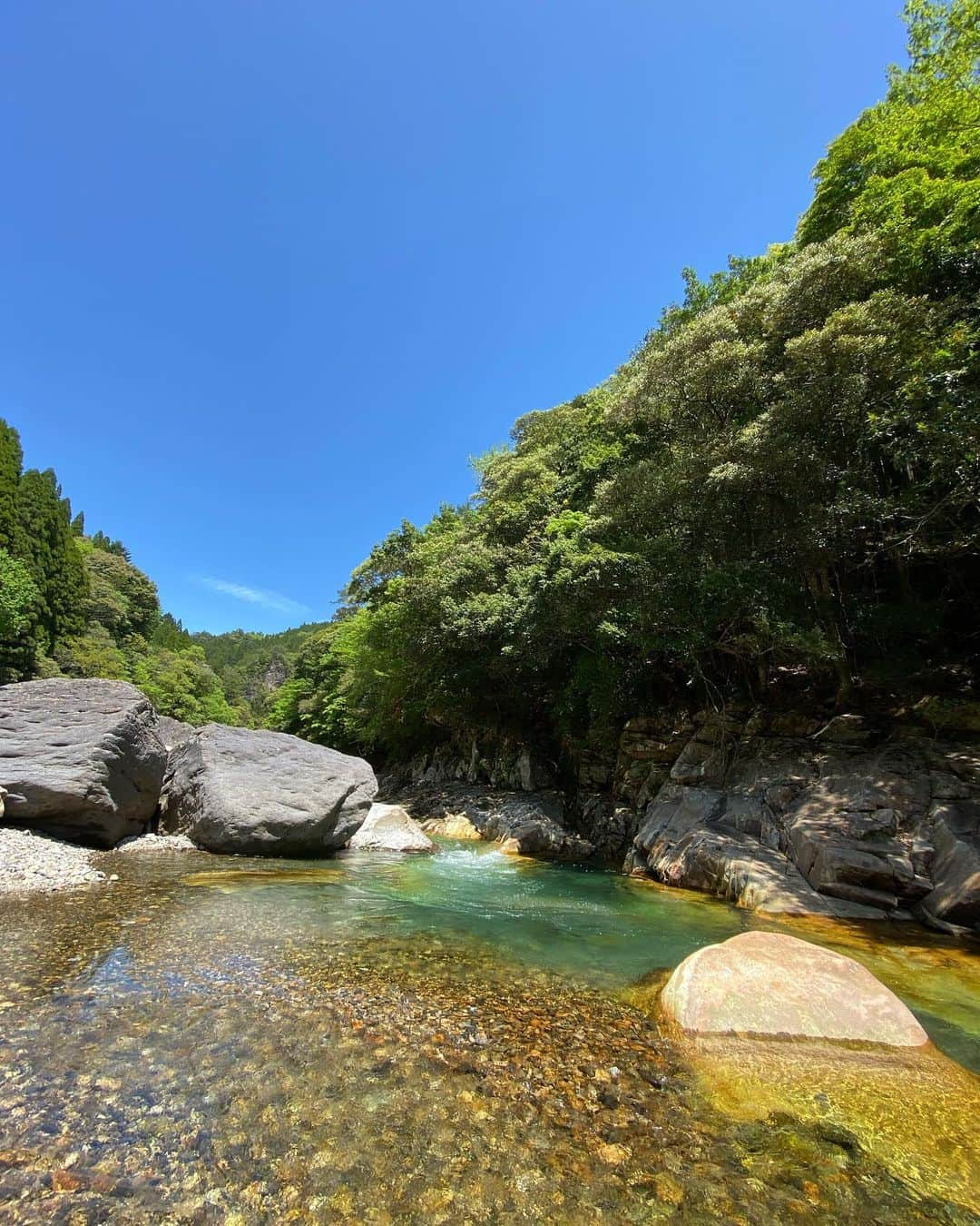 小山田大のインスタグラム：「Yesterday was the last day of my trip to Kyushu. I completed a project that I had been trying since the other day. I was happy to finally have a good climb. This place also has a mega-project and I want to come back next season. Thank you to everyone who saw my post in Kyushu. To do.  昨日は最終日。 朝からよく晴れて乾いた風が吹いた。 山の開拓地へ。 日向は暑いが標高が高いのと風が冷たく、コンディションは良かった。 先日ムーブをバラしておいた右上プロジェクトをトライ。 なぜかムーブが出来なくなっていて、ハマりかけたが何とか完成させた。 V13 四段プラスくらいだろうか、この開拓地初の課題だ。 最後に良い登りが出来たと思う。  夕方からはメガPをトライした。 核心であろう下部のムーブはやはり解決しなかった。 コンディションも悪く無かったので、完全に実力不足だろう。 また鍛え直して戻って来いという事か、トレーニング用のシュミレーション課題を作る為にホールド間の距離を測って図を描いた。 ジムに似た課題を作るつもりだ。  今回の日之影ツアーは大きな怪我も無く、良い成果もいくつか出せた。 中でも「夢幻」の初登は課題の質もさることながら開拓のプロセスも含め非常に印象的だった。 まさに今回のツアーの象徴となるクライミングだったと思う。  また、今回のツアーでは、地元有志の方々が結成している日之影ボルダリング支援会の方々と以前よりも密に付き合い、ボルダリング体験会の開催や今後の日之影について話し合う事が出来た。 今後も支援会の方々と協力し合い、日之影でのボルダリング文化の維持育成に貢献したい。  最後に、今回も日之影ボルダーの清川さんには開拓の手伝い支援会との折衝、大変お世話になりました。 この場を借りてお礼申し上げます。  #日之影ボルダー」