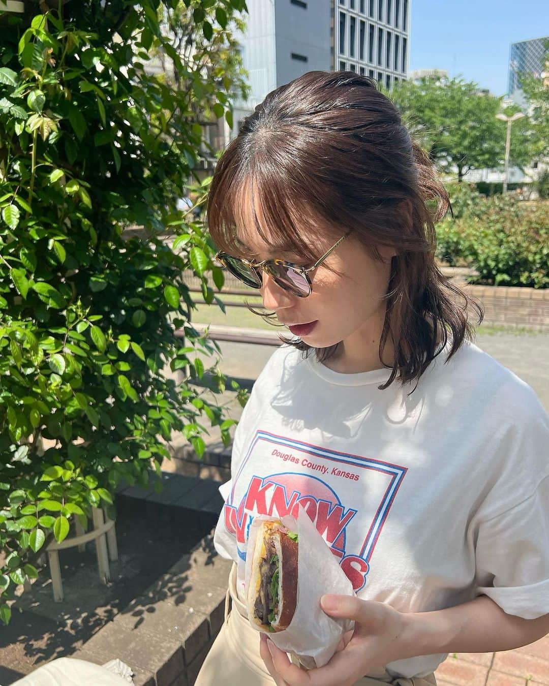 伊藤沙織のインスタグラム：「お天気が良かった日に、ハニちゃんと赤坂にある @laclub_akasaka でサンドイッチをテイクアウトして公園でピクニックしたよ🥡💓  LAのソウルフードで日本初上陸のフレンチディップサンド🇺🇸🇯🇵  ☑︎新登場のオマール海老のディップサンド ☑︎国産牛肩ロースサンド  のセットをいただきました🥪  スープにディップして食べるので、新感覚で、普通に食べるより風味も増して美味しい🥹🫶  素材の旨みがぎゅぎゅぎゅーっと詰まったサンドでした❣️  📍 L.A CLUB FRENCH DIP SANDWICHES 赤坂駅徒歩2分  #赤坂グルメ #赤坂ランチ #サンドイッチ  #高級サンドイッチ #手土産 #pr」