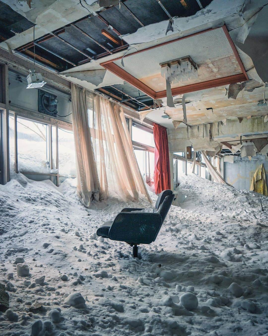 啝 （わ）のインスタグラム：「snow influx 𓆲 𓆲 𓆲 #_passion_urbex_ #abandon_seekers_ #abandoned_addiction #abandonedcreeps #all_is_abandoned #ascosi_lasciti #decay_explorers #discarded_butnot_forgotten #fadedbeautyindecay #global_urbex #gloriousdecay #grime_lords #ig_urbex #lonely_and_abandoned_2 #masters_in_decay #nature_takes_over #raw_abandoned #rsa_preciousjunk #t_m_u_c #urbex_utopia #urbex_wereldwijd #urbexhero #world_wide_urbex #廃墟 #廃墟写真 #廃墟美 #exposure_industry_」