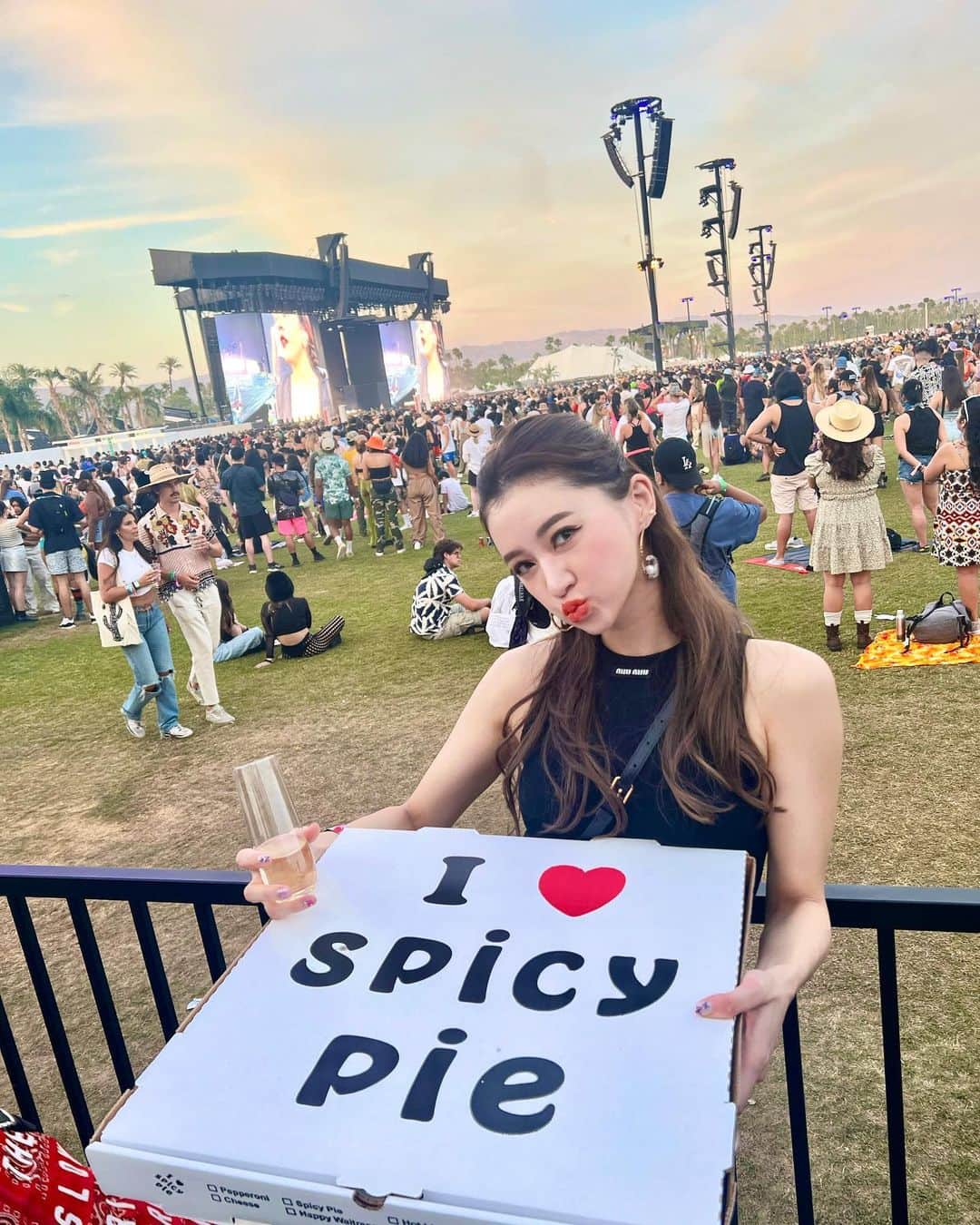 のインスタグラム：「📍𝐂𝐨𝐚𝐜𝐡𝐞𝐥𝐥𝐚 I came to the Coachella festival for the first time!!! Everything is great!!!😍 @coachella   初めてのCoachellaを見にPalm Springsへ🇺🇸全てが最高！  #coachella  #coachellafestival」