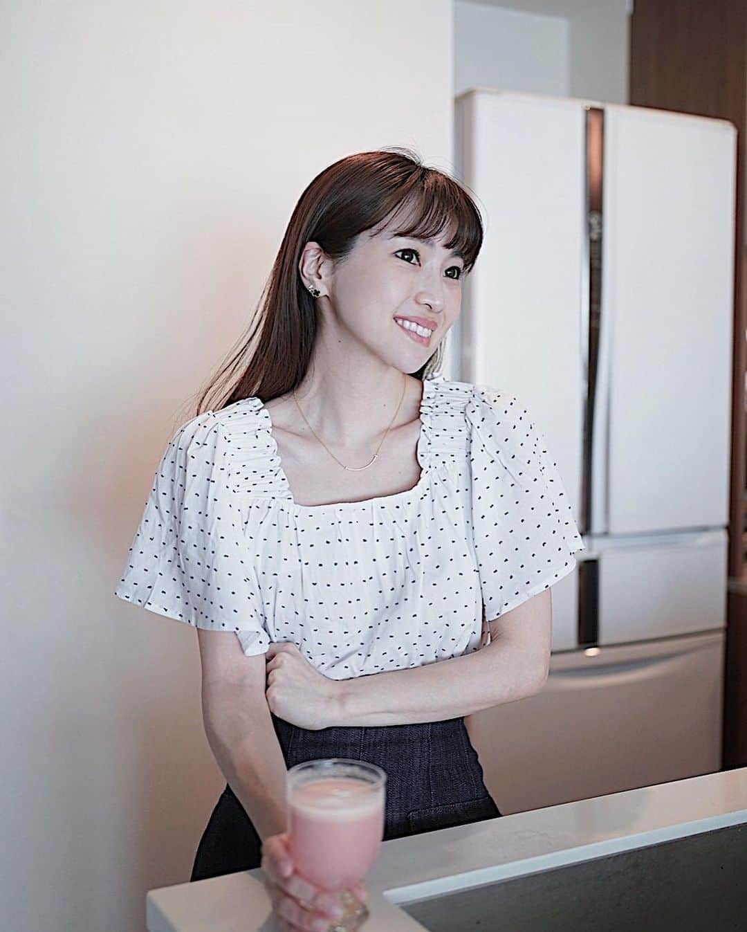 喜田彩子のインスタグラム：「⁡ ⁡ アサヒグループ食品さんから スリムアップスリムシェイプ　BEAUTY in PROTEIN 　アサイーベリー をいただきました！ ⁡ この【スリムアップスリムシェイプ】は 色んな美容系成分が補えるプロテイン これを飲んで、普段のライフスタイルを変えずに行えそうな、 ダイエットメソッド『ゆるファスティング』をやってみます！ ⁡ ⁡ ポイントは2つ✍🏻 ⁡ 📝 10～12時間の空腹 　　夜間は食べない時間を設けて 　　カロリーオーバーを防ぐ。 ⁡ 📝 総摂取カロリーを抑えた1日3食（＋間食） 　　急激な血糖値の上昇につながるドカ食いを防ぐために 　　しっかり3食と適度な間食を取り入れる。 ⁡ ⁡ この2つのポイントをおさえ 日常のなかでゆるやかに 無理せず、我慢せず、健やかに キレイを目指す『ゆるファスティング』✨ ⁡ 　 スリムアップスリムシェイプ　BEAUTY in PROTEIN　アサイーベリーは 30g(1回分)当たりプロテイン15gのうち コラーゲン10,000mgが配合されているんだそう！ ⁡ ⁡ パッケージも可愛くて、気分が上がるね❤️ 食事と合わせたり、間食したいときに チャレンジしてみたいと思います😊👍🏻 ⁡ ⁡ #PR #スリムアップスリムシェイプ #ゆるファスティング #スリムアップスリム #ダイエット #diet #fasting #ダイエットシェイク #プロテイン #ソイプロテイン #ライフスタイル」