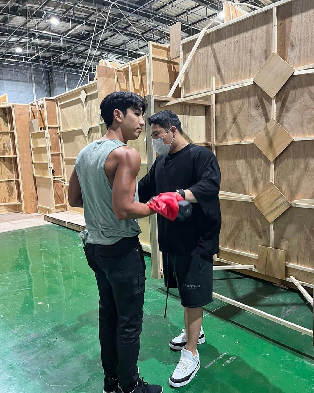ソン・ジホのインスタグラム：「페이크 베드씬을 위해 미친듯 운동했는데 편집되어 아쉬운 맘에 ㅎㅎ비하인드 씬🙆🏻‍♂️ #닥터차정숙 11% 감사합니다💛❤️  @jtbcdrama」