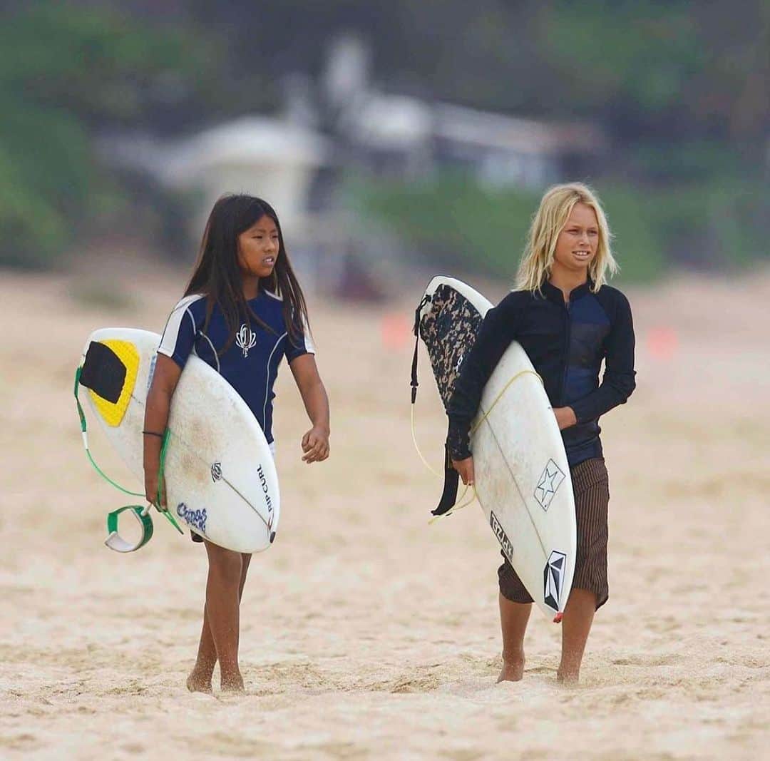 前田マヒナのインスタグラム：「Little tom boy surf rats 😂😂😂😂 Thank god for puberty @daxmcgill   Thank you @_spencersuitt for the gems」