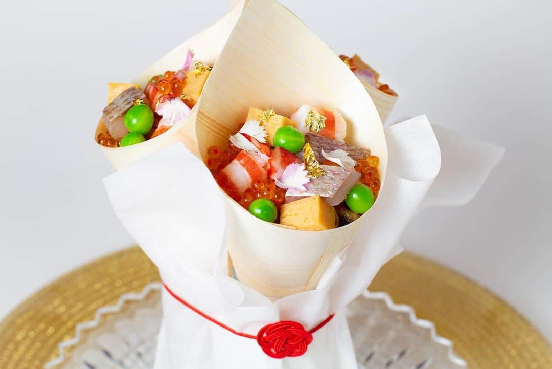 The Westin Osaka （ウェスティンホテル大阪）のインスタグラム：「日本料理「はなの」では、ハレの日を華やかに彩る“はなの特製寿司ブーケ”をご用意しております。 色とりどりの食材で華やかに仕上げた日本料理ならではの寿司ブーケは、誕生日や結婚記念日などの大切な日にぴったり💐 母の日にもいかがでしょうか🌹  1本（一人前）1,200円より承ります。※写真は3本（三人前）のイメージです。 ※会席・天婦羅・鉄板焼コーナーでご利用いただけます。 ※コース料理とともに3日前までにご予約ください。  🔗https://hanano.westinosaka.com/ ご予約・お問い合わせは日本料理「はなの」まで TEL.06-6440-1066 ————————————————— #割烹 #日本料理 #カウンター #和食 #大阪和食 #ホテル和食 #割烹料理 #大阪割烹 #はなの #日本料理はなの #ブーケ寿司 #ちらし寿司 #ブーケ #花束 #ハレの日 #母の日 #sushi #bouquet ———————————————— Tag @westinosaka to share your image with us. ⠀⠀ #WestinOsaka #ウェスティンホテル大阪」