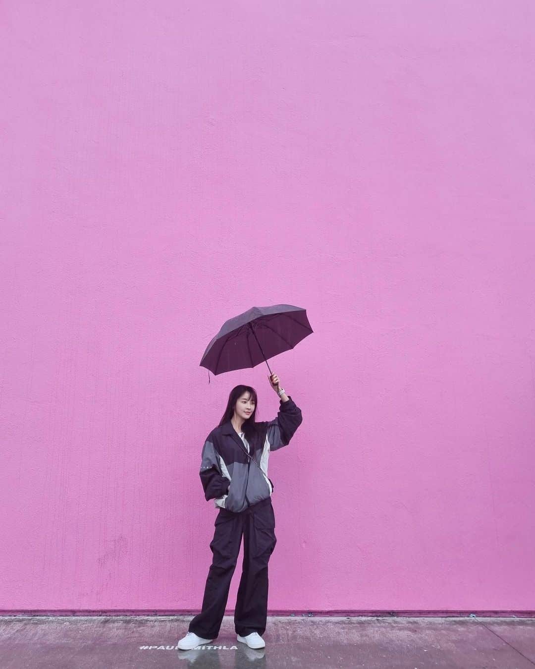 チョン・ユミのインスタグラム：「금방 날이 개고 해가 뜨면 좋겠지만, 만약 계속 비가 내린다면 우산 속에서 바라보는 핑크빛도 나쁘지 않아요.☔️」
