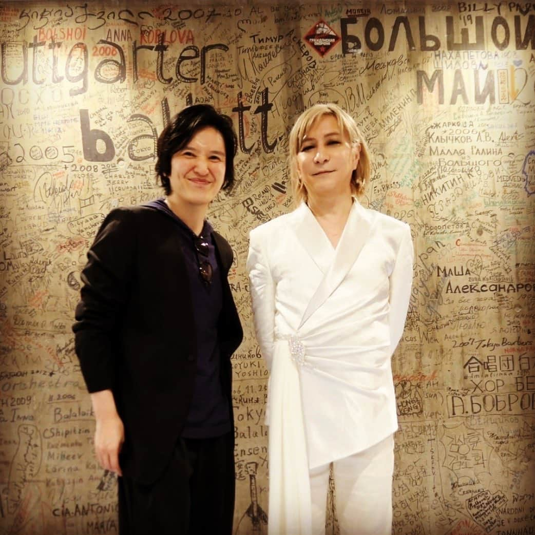 小室哲哉さんのインスタグラム写真 - (小室哲哉Instagram)「やっと会えました。浅倉大ちゃんから 清塚くん、関心ある見たいと聴いていて、いいなあピアノ弾けて、、、 でも僕は作詞、作曲家だから良いかと 思えど、上手に弾けるに越した事無いなあと。次回はゆっくり鍵盤奏者の 集いを開いて、左右のコンビネーションを研究させてください。 清塚くんありがとう😊」4月24日 12時03分 - tk19581127_official