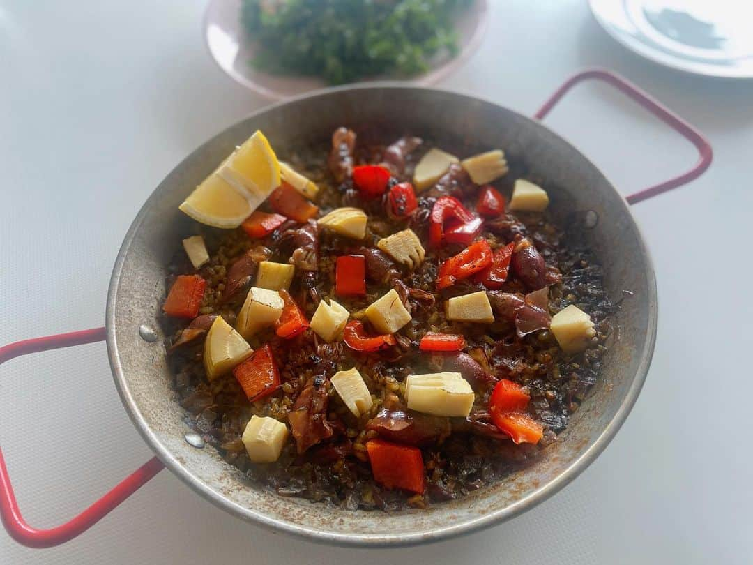 菅原沙樹さんのインスタグラム写真 - (菅原沙樹Instagram)「最近の旦那ご飯👨🏻‍🍳 旦那の料理の腕前がちょっと笑えないレベルになってきたよ🤗 熟成キハダマグロとイサキと煮穴子の海鮮丼、 しじみのお吸い物、 しじみとたけのこの茶碗蒸し、 明太卵焼き、 イサキの塩焼き、 ミョウガの甘酢漬け、 真鰯のレモンパスタ、 ハムとトンナートソース、 せせりのバター焼き、 ケールとキウイのサラダ、 ホタルイカとたけのこイカスミパエリア、 ハンバーグ、 たけのこと新玉ねぎのトルティーヤ、 イチゴとミントのカプレーゼ、 たけのことゲソの網焼き、 釣りアジのお刺身、 蕎麦つゆで食べるしゃぶしゃぶ、 もずく酢、 釣りアジの刺身、なめろう。 #トーキョー旦那ご飯#トーキョー家族ご飯」4月24日 12時07分 - saki313apo