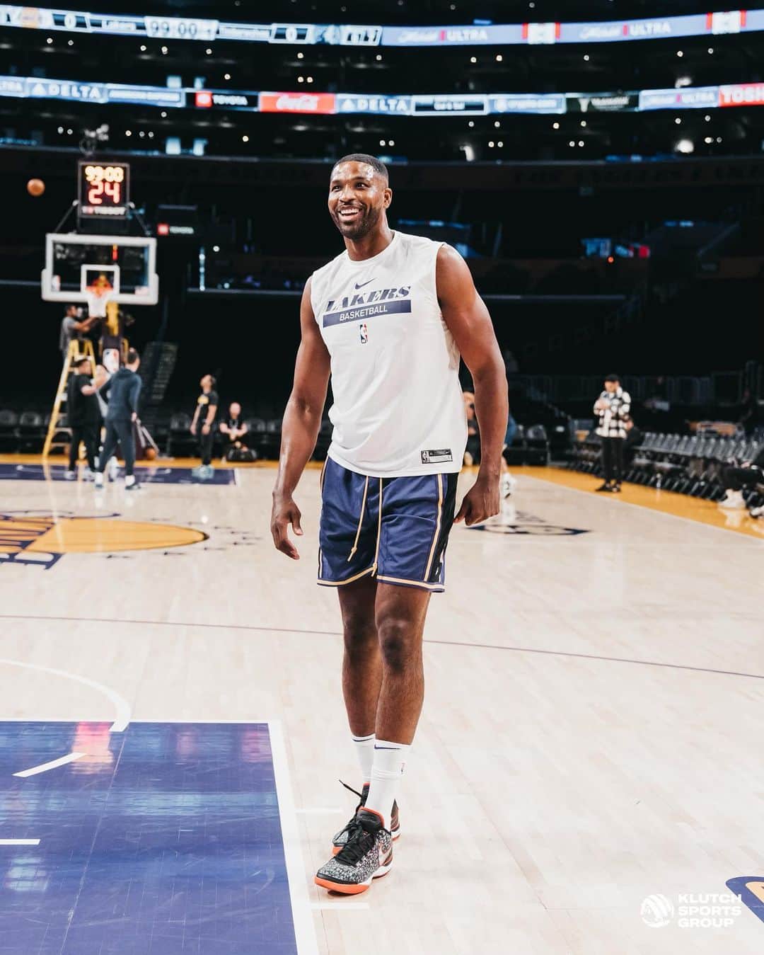 トリスタン・トンプソンさんのインスタグラム写真 - (トリスタン・トンプソンInstagram)「Let’s keep it going  💪🏾😤💪🏾💜💛 #Lakeshow」5月9日 6時22分 - realtristan13