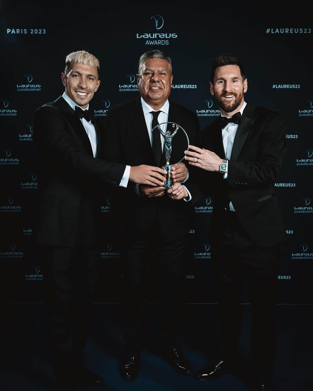 リオネル・メッシさんのインスタグラム写真 - (リオネル・メッシInstagram)「Muchísimas gracias por estos premios tan especiales para el mundo del deporte, los @laureussport. Tanto el reconocimiento individual como el colectivo son el resultado de un éxito de todos, cumplí mi sueño levantando la Copa del Mundo, un sueño que en realidad era compartido por todos los argentinos, por eso los premios son para toda Argentina.   Gracias a mi familia y a mis seres queridos, que me respetan y me apoyan siempre. Y por supuesto a los medios de todo el mundo y a la Academia de los Laureus por elegirnos.   Abrazo a todos!」5月9日 6時30分 - leomessi