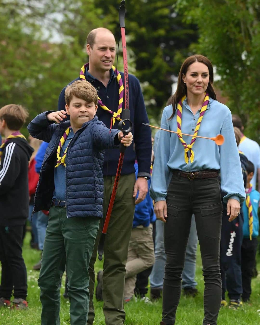 Vogueさんのインスタグラム写真 - (VogueInstagram)「Kate Middleton just proved her alliance to one millennial-beloved fashion trend while celebrating the King’s Coronation. Today, organizations encouraged people to volunteer in local communities as part of the Big Help Out initiative. Catherine and her family volunteered at a local scout hut in Slough to help improve the building, which saw Prince Louis manoeuvre a wheelbarrow and Prince George get behind the wheel of a mini JCB. As well as this hard work, they also had time to join in a game of archery and to toast some marshmallows.  Kate’s outfit for the occasion? After days of formal dressing, the Princess of Wales hung up her court shoes and returned to her everyday uniform of skinny jeans. Take note, Gen Z.  Tap the link in our bio for all the details behind the look.」5月9日 6時42分 - voguemagazine