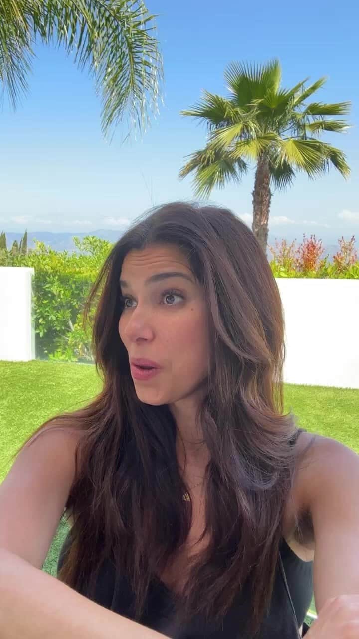 ロゼリン・サンチェスのインスタグラム：「Hablando con ustedes! Thanks for joining me! Great chat! Thanks for the love ❤️   @fantasyislandtv tonight! Season Finale at 9pm/8c on Fox」