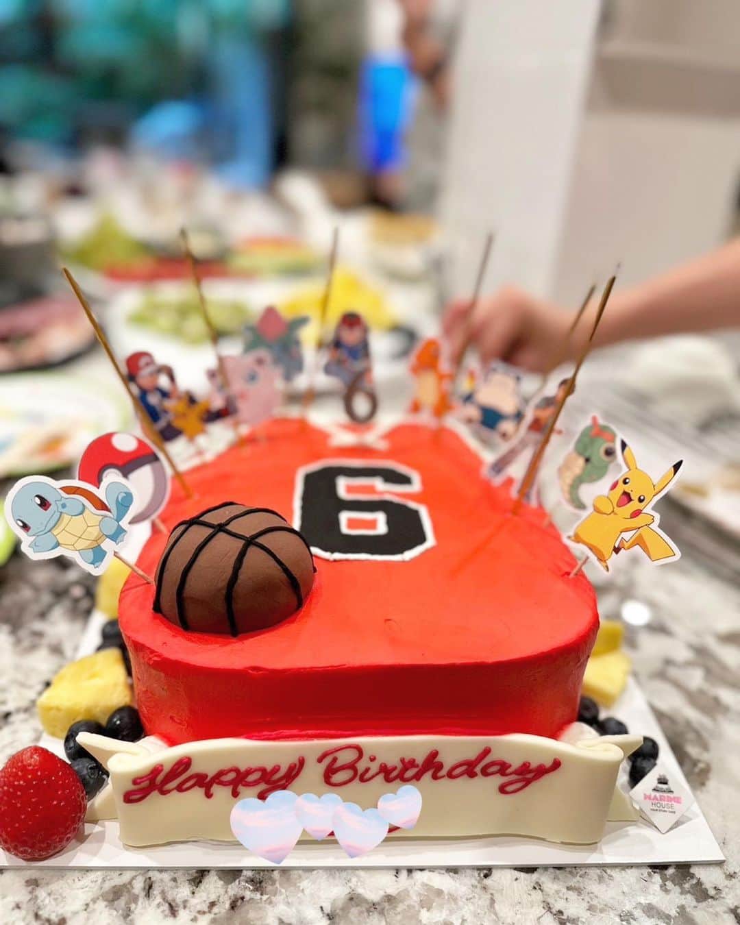 安田美沙子さんのインスタグラム写真 - (安田美沙子Instagram)「おはよう🤍  G.Wが終わった。 最後の日はお友達と集まりました。  長男のだいすきなお友達とケーキを食べて。。。  大好きなバスケ、大好きなチームのカラー、背番号は6さいの6⛹️  沢山えがおでいれる6さいになりますように✨  みんな、仲良くしてくれてありがとう☺️✨  だいすきだよ！いつも助けてくれて ありがとう！  いっぱいバスケしようっ🏀  #birthday #6thanniversary  #みんなありがとう」5月9日 7時04分 - yasuda_misako