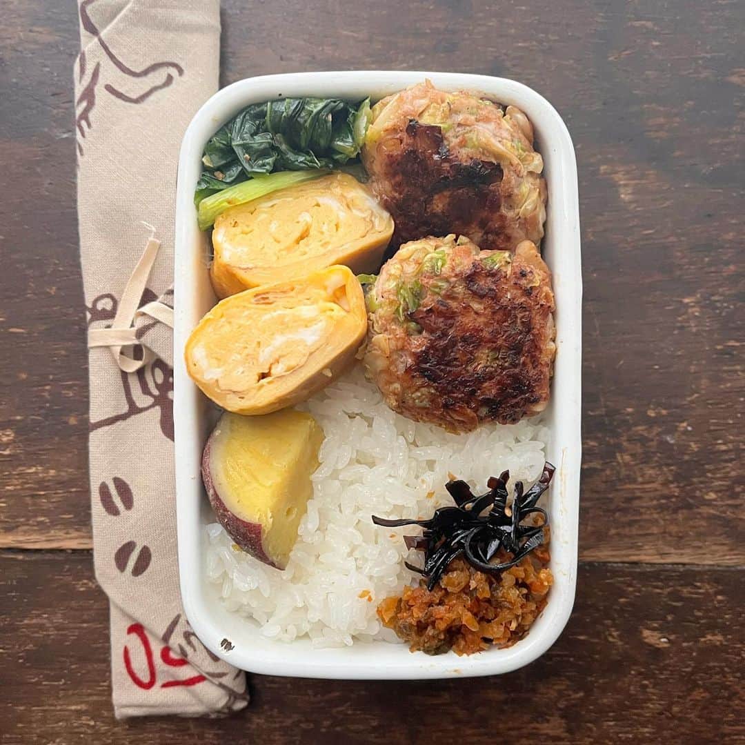Rocoのインスタグラム：「05.09 餃子の餡でハンバーグ 甘い卵焼き 小松菜ソテー さつまいもの甘煮 ごはんに胡麻昆布とほろほろ漬けのせ  #roco弁#お弁当#obento#bento#野田琺瑯#大学生弁当」