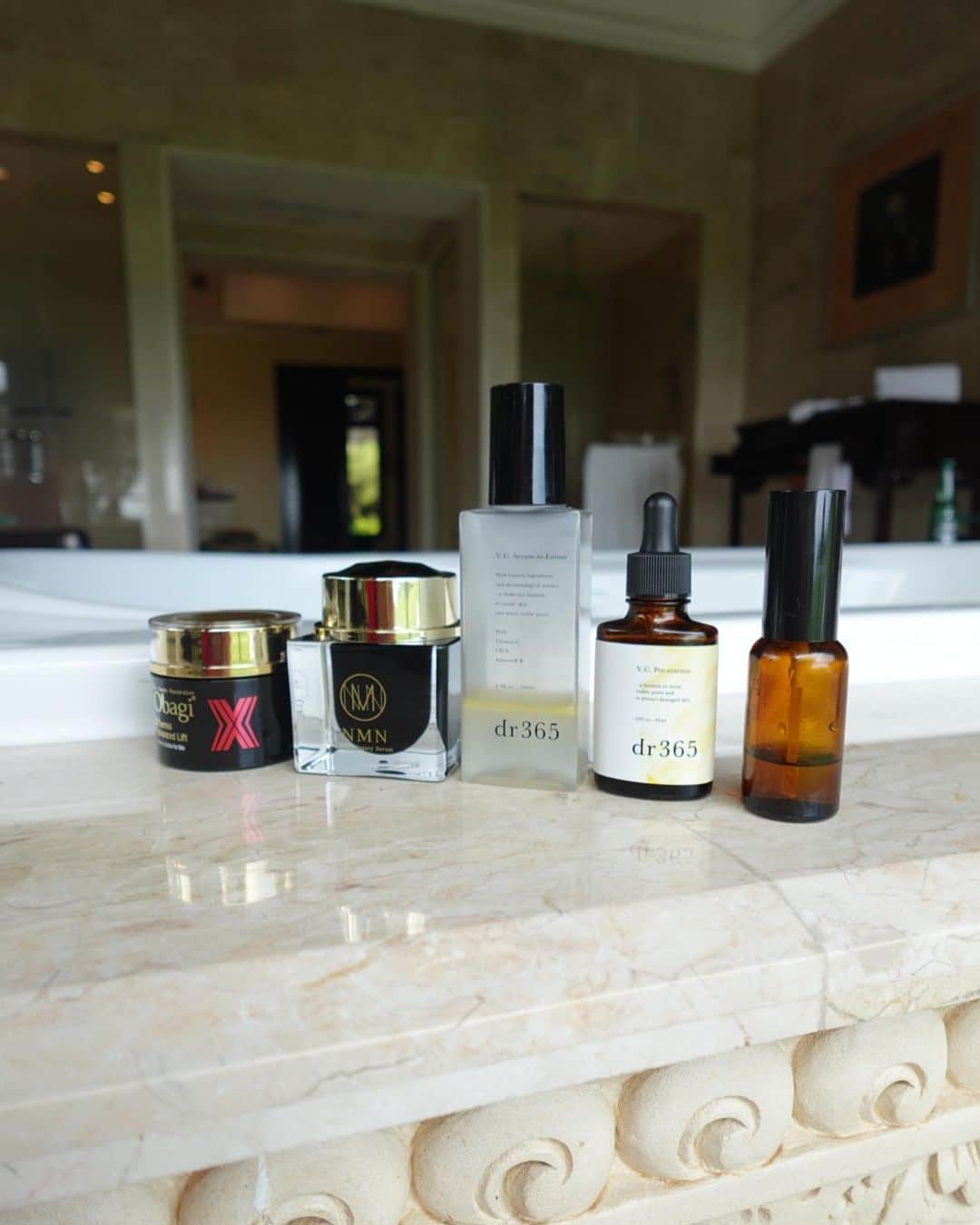 舟山久美子（くみっきー）のインスタグラム：「My Skin Care in Bali🌿🤍  紫外線に弱いわたしの肌を守り 10年後の肌も好きでいるためのスキンケア🤍  以前は、日光アレルギーに悩んでいて南国へ来ても楽しめなかったのですが、フルボ酸に出会ってからは 紫外線が怖くなくなりました✌️  紫外線は美容に天敵ですが 心の栄養でもあるので、 うまく向き合いたいもの🌞  フルボ酸には、強い抗菌性や、肌の角質層のその先まで届けてくれるキレート効果が強く、肌の土台を整えるだけでなく、紫外線防御もしてくれるので美白効果もあります◎  そして色々なスキンケアとのバランスを楽しんでいるのですが @dr365_official  の毛穴ビダミン化粧水との相性が良き🙆‍♀️！  わたしが大好きなフルボ酸は、ユタ州のもので、他の化粧品の効果を倍増させる効能があり、フルボ酸の後につけた成分をナノ化させて、一緒に角質層のその先まで届けてくれる効果があるんです🙆‍♀️  肌揺らぎが起こりやすい季節の変わり目だったり環境の変化に強い肌にしてくれるので、本当にどこへでも連れて行く✨  オバジXのクリームは、何度も投稿していますがフェイスラインの引き上げをしてくれるのでお気に入り。  NMNのクリームは、すっぴん美人の美魔女さんに教えていただき使い初めて、もうなくなるリピート具合🫣👍 @espritbeauty_ (ここでしか買えないのでご注意ください)  南国と、美容。 いつもバランスに悩むところですが、今回は、このセットで無事に乗り切る事ができました✨  みんなの肌悩みだったり、日頃の悩みがあれば、コメントにお待ちしております✨  #スキンケア　#バリ島 #30代ママ #美容オタク #skincare #フルボ酸」