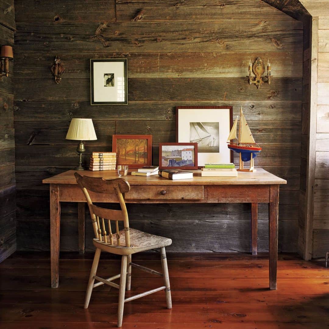 ELLE DECORさんのインスタグラム写真 - (ELLE DECORInstagram)「Welcome to Keith McNally’s (@keithmcnallynyc) cubicle, or rather the second-floor study of his Martha’s Vineyard farm house, which is anything but a sad office space. Here, the walls and floors are of barn wood, and the desk, chair, and chest of drawers are flea market finds. While we anticipate that this green-thumbed restaurateur will spend most of his time in his Eden-like garden just beyond, he always has a soft place to land should the need for a work space arise.   Click the link in the bio to see the rest of this charming farmhouse, from the ELLE DECOR archive. Written by @katherinebetts. Photographed by @simonuptonphotos.」5月9日 7時00分 - elledecor