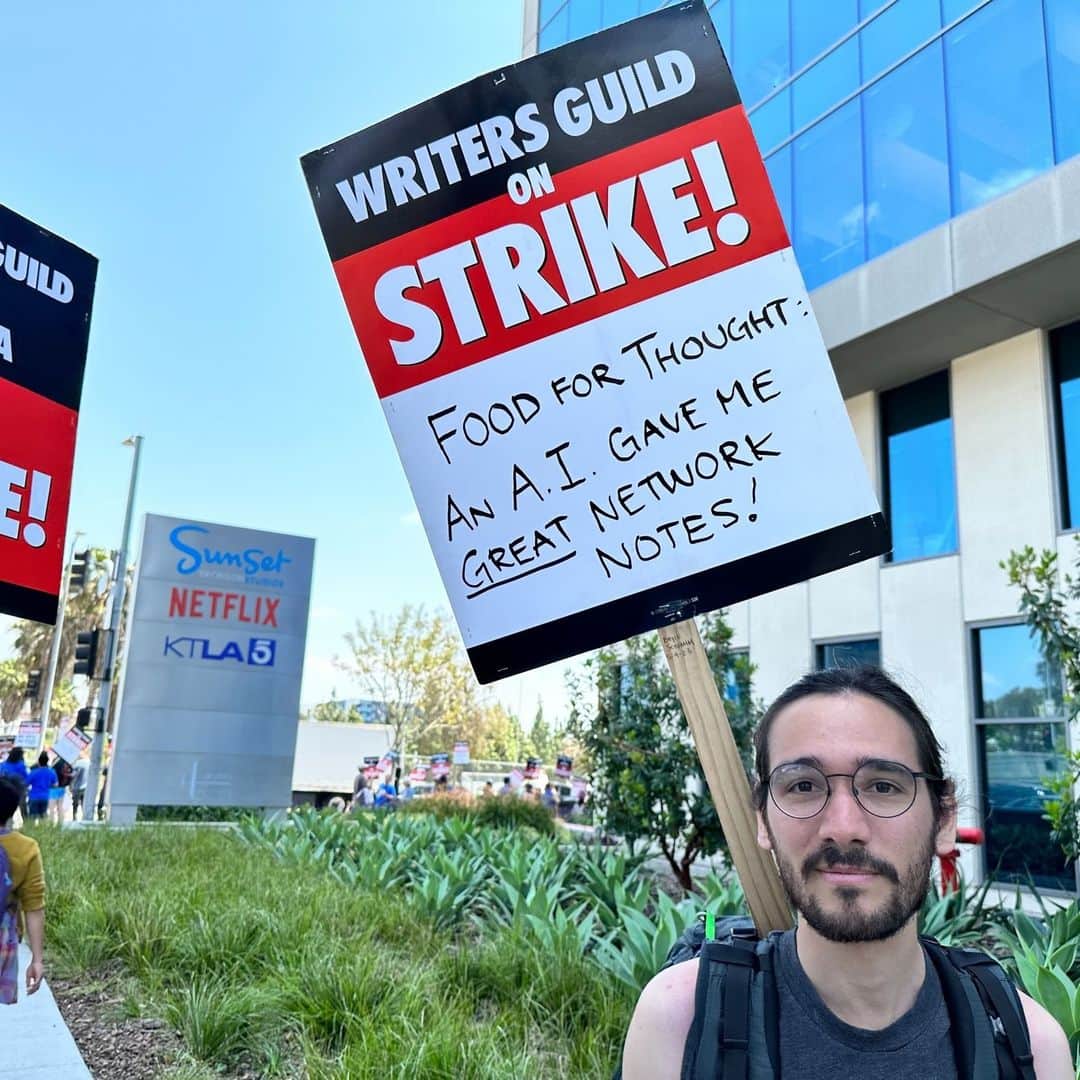 ハリウッド・リポーターのインスタグラム：「WGA picketers hit the pavement outside of Netflix studios for the #WritersStrike. Head to the link in bio for how this strike is affecting writers.」