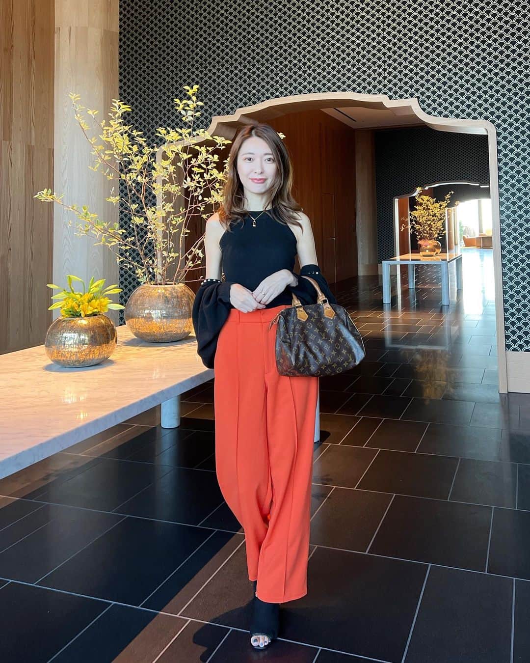 菊池かなこのインスタグラム：「BVLGARI HOTEL TOKYO🖤  4月に八重洲にオープンしたばかり✨  ラウンジやレストランが気になって寄ってみたら、快く案内してくれました☺︎  アフタヌーンティーの予約が取れないと話題でしたが、直接行ったら割と直近で取れました🫖🧡  *.:･.｡**.:･.｡**.:･.｡**.:･.｡**.:･.｡** #BVLGARIHOTEL#BVLGARIHOTELTOKYO#ブルガリホテル#ブルガリホテル東京」