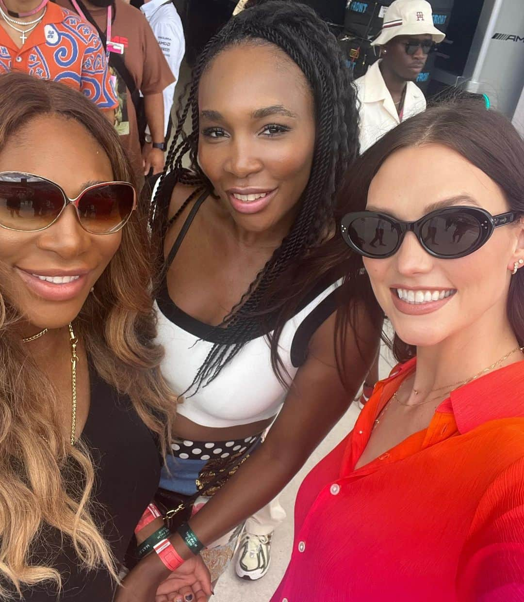 セリーナ・ウィリアムズさんのインスタグラム写真 - (セリーナ・ウィリアムズInstagram)「A day in miami. With my naughty sis @venuswilliams  @karliekloss  @olympiaohanian  @khaby00  #formula1  #miami」5月9日 7時09分 - serenawilliams