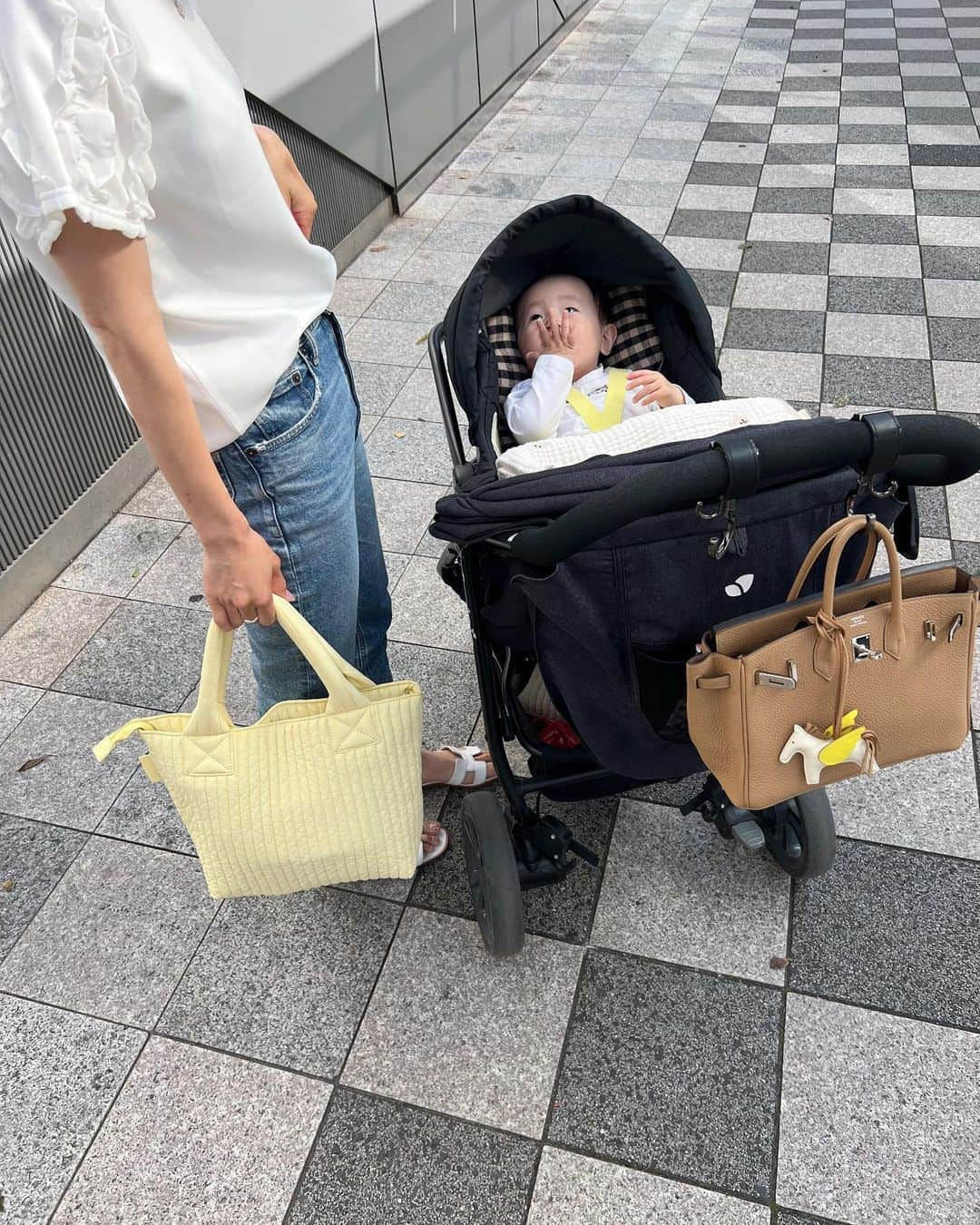 あすかさんのインスタグラム写真 - (あすかInstagram)「ㅤ ㅤ ㅤ いつかの👶🏻💛  ㅤmama  ㅤ tops： @myu____official  pt： @moussyofficial  bag&sandal： @hermes    @bebe____ange  ㅤ ㅤ baby ㅤ tops： @agnesb_officiel  leggings： @bebe____ange   ㅤ 👶🏻は　@bebe____ange の サスペンダーレギンス🍋 私はnubi bag miniでリンク🌈 使いやすくて本当お気に入り🐤 ㅤ  ㅤ  ㅤㅤ#hermes#moussy#joiebaby#今日のコーデ#シンプルコーデ#カジュアルコーデ#大人カジュアル#30代コーデ#ママコーデ#ママファッション#春コーデ#エルメス#バーキン25#エルパト#ロデオチャーム#マザーズバッグ#兄弟#3兄弟ママ#男の子ママ#お出かけコーデ#1週間コーデ  ㅤ」5月9日 7時15分 - ask_____10