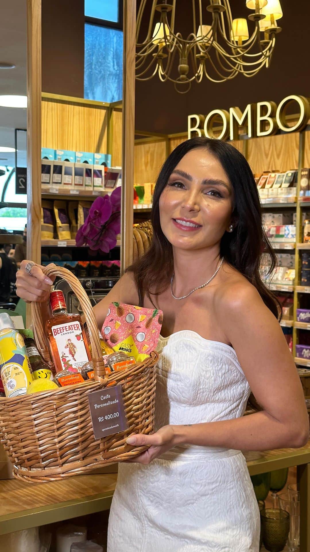 Lalá Noletoのインスタグラム：「Já sabe como presentear nesse Dia das Mães? Tenho a dica perfeita 🤍 O @emporiostamaria esta com as cestas mais lindas! Lá você encontra tudo num mesmo lugar e com uma curadoria de produtos nobres para personalizar a cesta perfeita, com tudo que sua mãe mais ama! E para quem preferir, há também diversas opções de cestas já prontas para escolher. Demais, né? E ah, outra dica que eu AMO quando vou receber em casa: ainda dá para encomendar uma ceia completa com as sugestões de cardápio da Rotisserie! Tem como ficar mais fácil que isso? Não vivo sem! 😍」