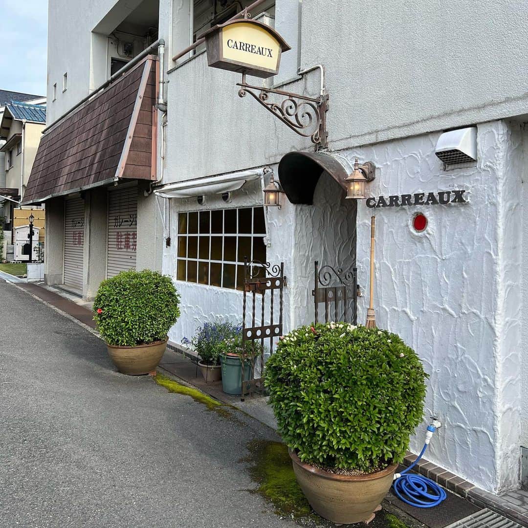 能町みね子のインスタグラム：「#喫茶メモ 池田 珈廊 大阪一上品かもしれない☕️メニューはない☕️写真では伝わらないけど嵌め込まれた硝子が黄味がかっているので店内がずっとセピア色☕️内装はもちろんテーブルなどもオリジナル☕️テーブルほしい…☕️この美しさでなんと開業52年とのこと」