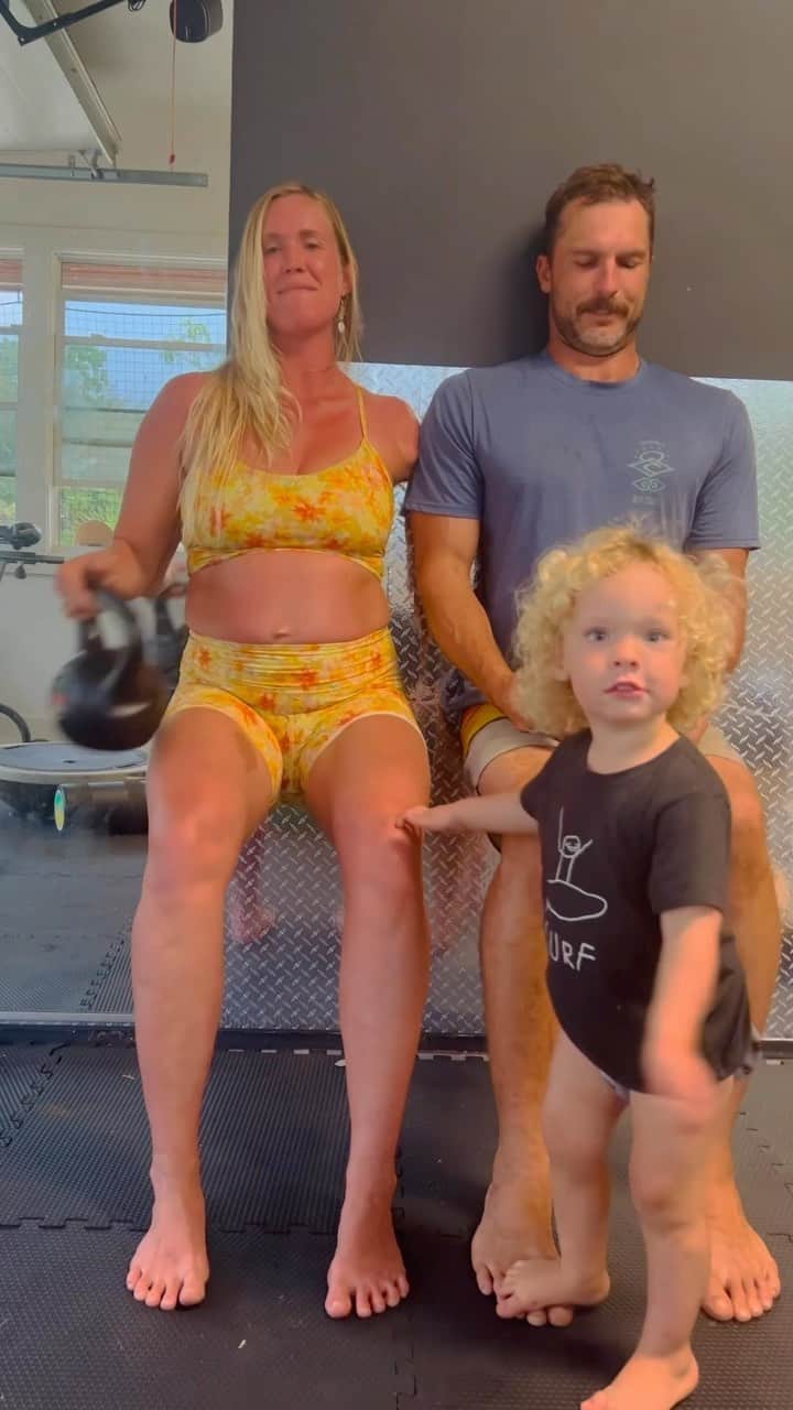 Bethany Hamiltonのインスタグラム：「Can you do a two min wall sit?! Fun muscle strength challenge right here that can actually relieve back pain and activate your glutes more😃 Grab a friend and or family member and have fun!!!   How to do a WALL SIT -  Find a clear wall space  Line your feet up with your hips (About a foot apart)  Sit down at a 90° angle  Knees should line up over feet Twinkle your toes every now and then. 👣 Don’t use your arms for support 🙃  If you don’t reach two minutes don’t be discouraged😄 but if you don’t mind I’ll set a goal for you and maybe you can aim reach two minutes at some point!」