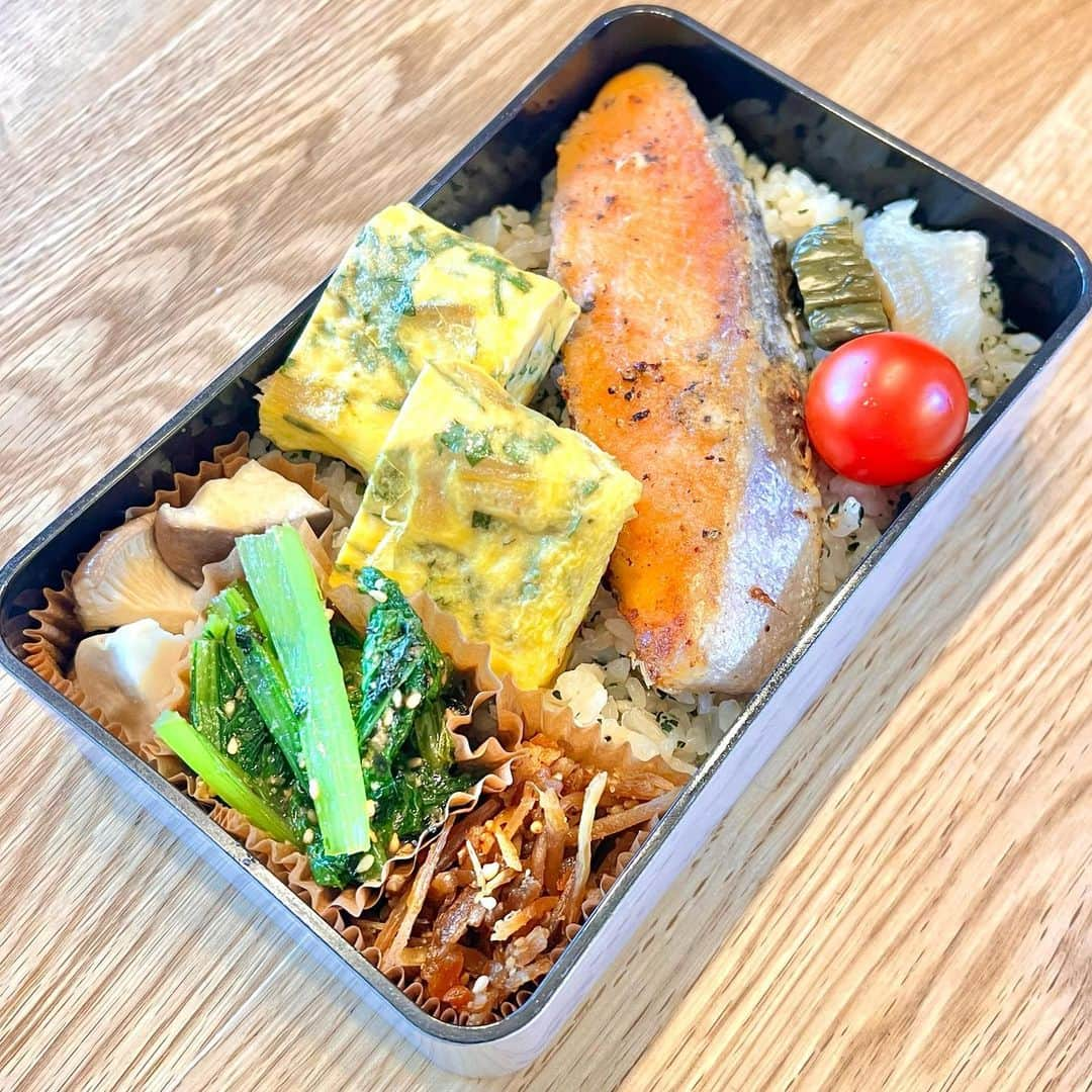 おちあやこさんのインスタグラム写真 - (おちあやこInstagram)「今日の夫弁当。  塩じゃけをムニエルに。 ご飯はワカメふりかけを混ぜ込んでます。  きんぴら 小松菜ともみ海苔の和物 エリンギバター かたい貝柱入りだし巻き卵  リサイクルできるものはしたいのだけど、 安全ピンってどうしてます？  クリーニングやら、洋服のタグについてたり、結構使われてますよね。  捨てていたんですが、よくよく考えてみると、もったいない。  『安全ピン　リサイクル』で検査するけど、クリーニング店に返す…ぐらいしか見つからない。  何かご存じではないですかー？  #今日の夫弁当 #今日のお弁当 #お弁当 #弁当記録 #安全ピンリサイクル　#安全ピン」5月9日 7時39分 - ayako_ochi_fukuoka