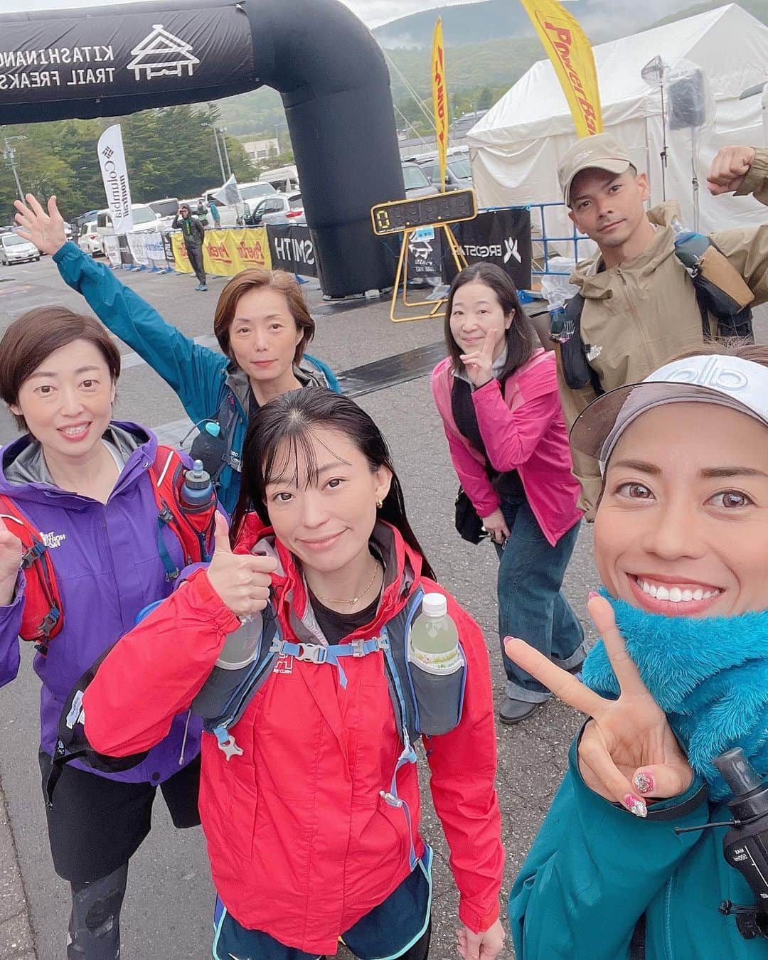のインスタグラム：「🏃‍♀️🤮☔️  軽井沢トレイルランニング🏃‍♀️ 45kmコースにエントリーしたけど、 寒さ☔️に耐えれなくて 39kmまでしかいけなかった🤪  体力、精神、全部MAXまでやり切ったから今回は悔いなし😭 と思っているが..... 鍛え直しって感じだな😅  終始雨に打たれながら 7時間山の中🏃‍♀️にいて..... あとちょっと頑張りたかったけど、とんでもなくぬかるんでる山の中でエイドまでのあと3.4キロが遠すぎて遠すぎて🤮🤮 案の定、大泣きでエイドに到着して救護のお兄さんに助けてもらう始末🤦‍♀️🤣  体力もメンタルもまだまだ足りませんな🤮  でも不思議と お天気は最悪☔️だったのに チームナツキのみんなと参加できたからこんなに辛い状況でも終始楽しい軽井沢旅行になりましたぁ😘❤️ いつも結果オーライ🤣❤️  私含め、みんな普段誰もランニングとかしてないのにさ、笑  わたしの完全なノリのエントリーに こんなにたくさん着いてきてくれるみんなが根性ありすぎて😳🔥🔥 わたしももっとがんばらないとだわぁぁぁぁ🔥  とんでもなくクレイジーな刺激と体験をいつも一緒にやってくれてありがとう〜😘❤️  SP Thanks❤️ @maeta2 😘  @518yumio / @pi.8448  @aya_rena0831 / @hami2019  @mayubea / @yuricoconutz  @kamonikamorareru   with @victor_optimum.jp   #初体験 #トレイルランニング #軽井沢 #軽井沢トレイルランニングレース #みんなで参加 #遠足 #ゴールデンウィーク #karuizawatrailrunning  #trailrunning  #workout #training #fitness #gwイベント」