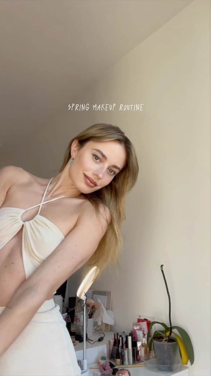 SONYA ESMANのインスタグラム：「get ready with me to do the bare minimum because it’s sunday 🌸 #grwm #makeup」