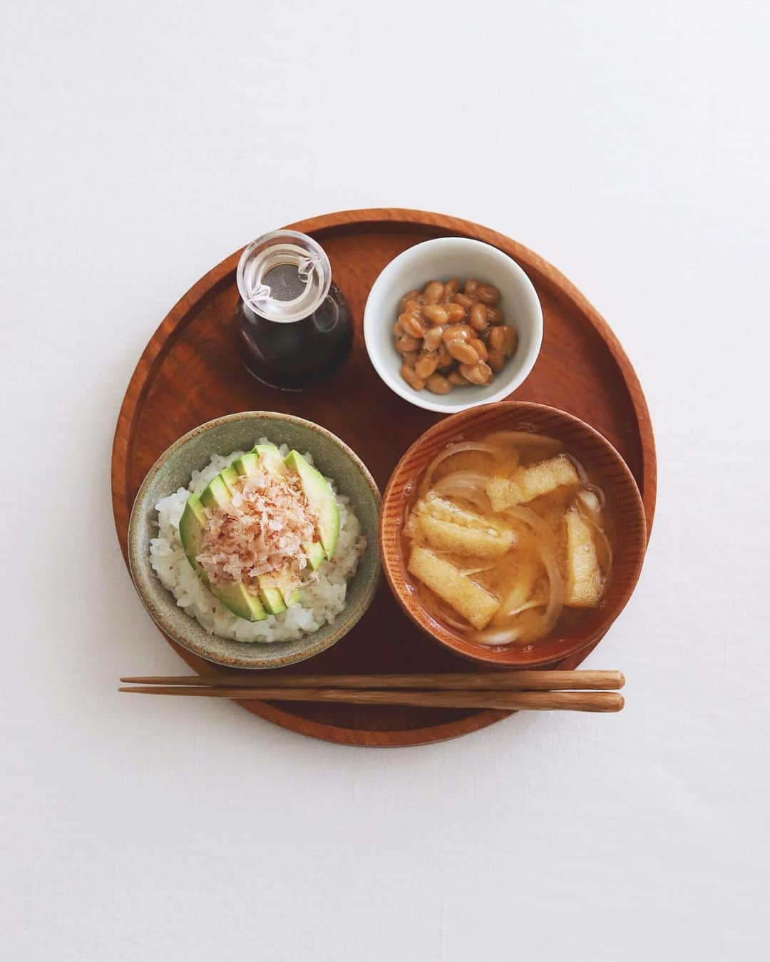 樋口正樹のインスタグラム：「Today's breakfast 🍚🥑 . 今朝は炊き立てご飯に 先日めちゃうまだった アボカドのぬか漬けを のっけての、鰹節かけ、 醤油たらりとするご飯。 あと納豆と玉葱味噌汁😋 . . . #朝ごはん #朝食 #アボカドごはん #アボカド丼 #アボカドのぬか漬け #納豆 #玉葱味噌汁 #avocadolover」