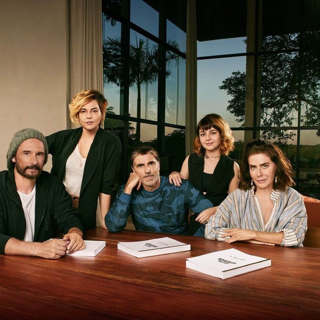 Tainá Müllerのインスタグラム：「Hoje começamos a gravar a terceira temporada de #BomDiaVeronica. E venho muito bem acompanhada pra mais essa aventura 💪🏽 Que elenco, meus amigos!❤️  O abismo Verônica me chama mais uma vez e pronta estou. Gratidão às mensagens do fandom #BDV que está ansioso pra ver o resultado do que estamos aprontando. Tou amando a experiência de viver uma personagem por anos e a Verônica já me acompanha desde 2019. Ela segue me movendo, mexendo com as minhas estruturas. Cada vez mais, eu diria. Vem, Verô 🏹🌈  Merda pra nós! Axé 🌿  📸 @juliarodr.gues」