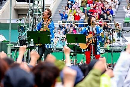 馬場俊英さんのインスタグラム写真 - (馬場俊英Instagram)「2023年4月29日 #勝手にハミング 雨の靭公園センターコート  昨日、スタジオで要さんと塚越さんとお会いしたところ、  奈良の山奥から来た兄弟ユニット「吉野天狗」のところで、  兄弟が色とりどりのポンチョで埋め尽くされたスタンドをぐるり眺めて  「兄ちゃん、大阪の山はきれいな山だなあ」  「よく見ろトシ坊。ありゃ人だぞ」  というようなことを言うべきだったみたいなアドバイスが塚越さんからありました笑  雨の中、本当にありがとうございました。  #勝手にハミング #カテハミ #スターダストレビュー #佐藤竹善 #西村智彦 #槇原敬之 #吉野天狗 #馬場俊英 #靭公園センターコート」5月9日 7時45分 - babatoshihide