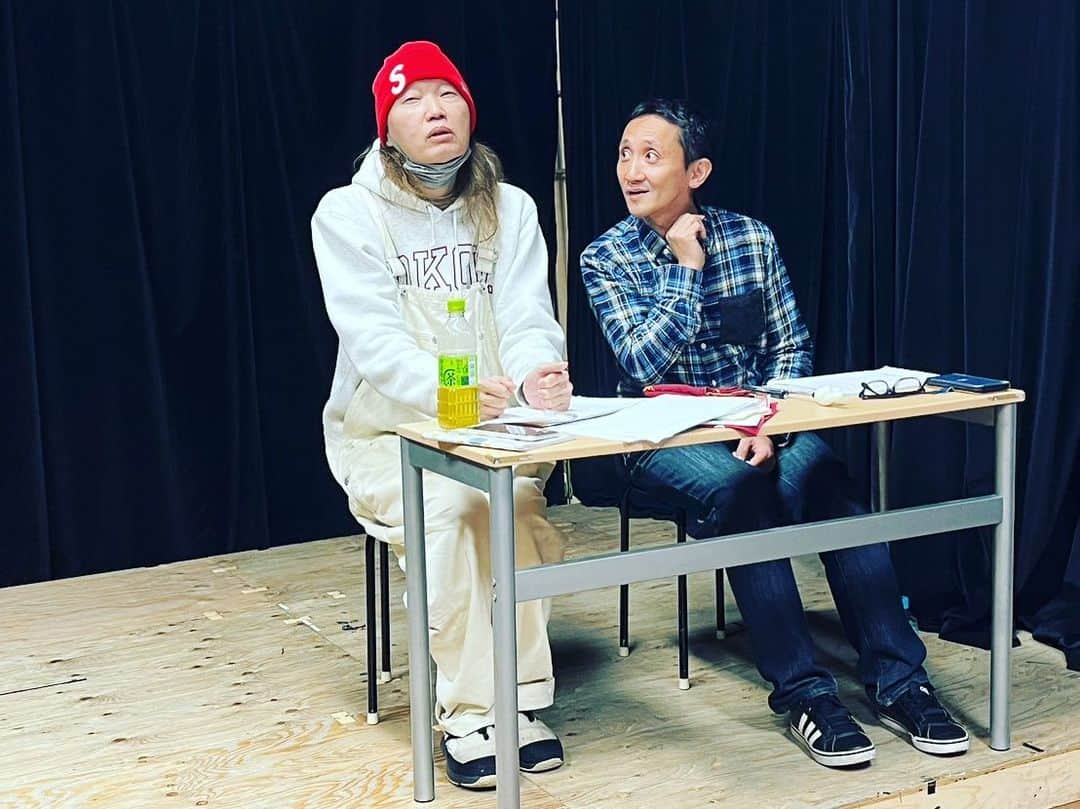 日出郎さんのインスタグラム写真 - (日出郎Instagram)「GWも終わり1日も休みのなかったエスムさんと粛々と舞台「楽屋」のお稽古です♪  おじさん2人ですが、これは"女優"の噺!!! 辞めたくても辞めない"女優"とはなんなのか!? 4人の女優でこのジレンマの深海へもっと潜り込んでみよう! それは恐ろしくも妖しい女優ならではの世界を見つけるかも!?  昨日からいきなり寒い5月の空を撮ったよ 皆様も体調には気をつけて下さいませ  【トークショー決定!】 楽屋〜流れ去るものはやがてなつかしき  5/17(水)19:00の回終演後 ゲスト:東てる美(女優)  5/21(日)17:00の回終演後 ゲスト:マーガレット(ドラァグクイーン)  ※料金に変更はございません  @新井薬師Specialcolors  チケット: quartet-online.net/ticket/jipicl0  #楽屋スペカラ #日出郎 #エスムラルダ #蝶羽 #葛たか喜代  #さい鹿秀吉  #東てる美 #マーガレット #清水邦夫 #楽屋」5月8日 22時48分 - hiderou1030