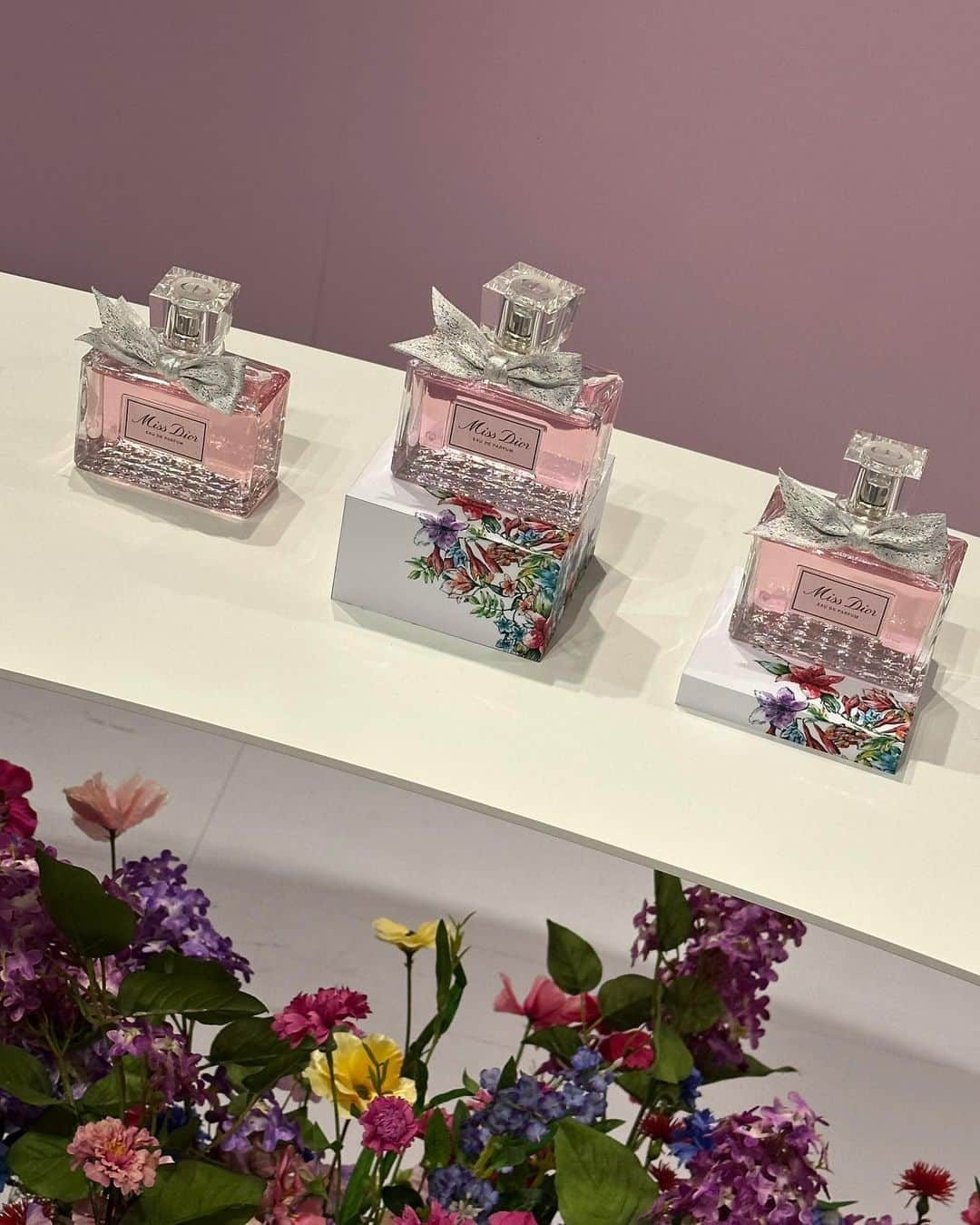 ティナ さんのインスタグラム写真 - (ティナ Instagram)「#제품협찬 Visited the Miss Dior exhibition today! An exhibition where art & perfume collides worlds~ There is multiple floors so ,If youre near the area stop by🫶 📍성수동 플라츠 2   #디올뷰티 #미스디올 #미스디올전시 #미스디올팝업 #MissDior #MissDiorExhibition #MissDiorExhibitionSeoul」5月8日 22時48分 - soobeanie_