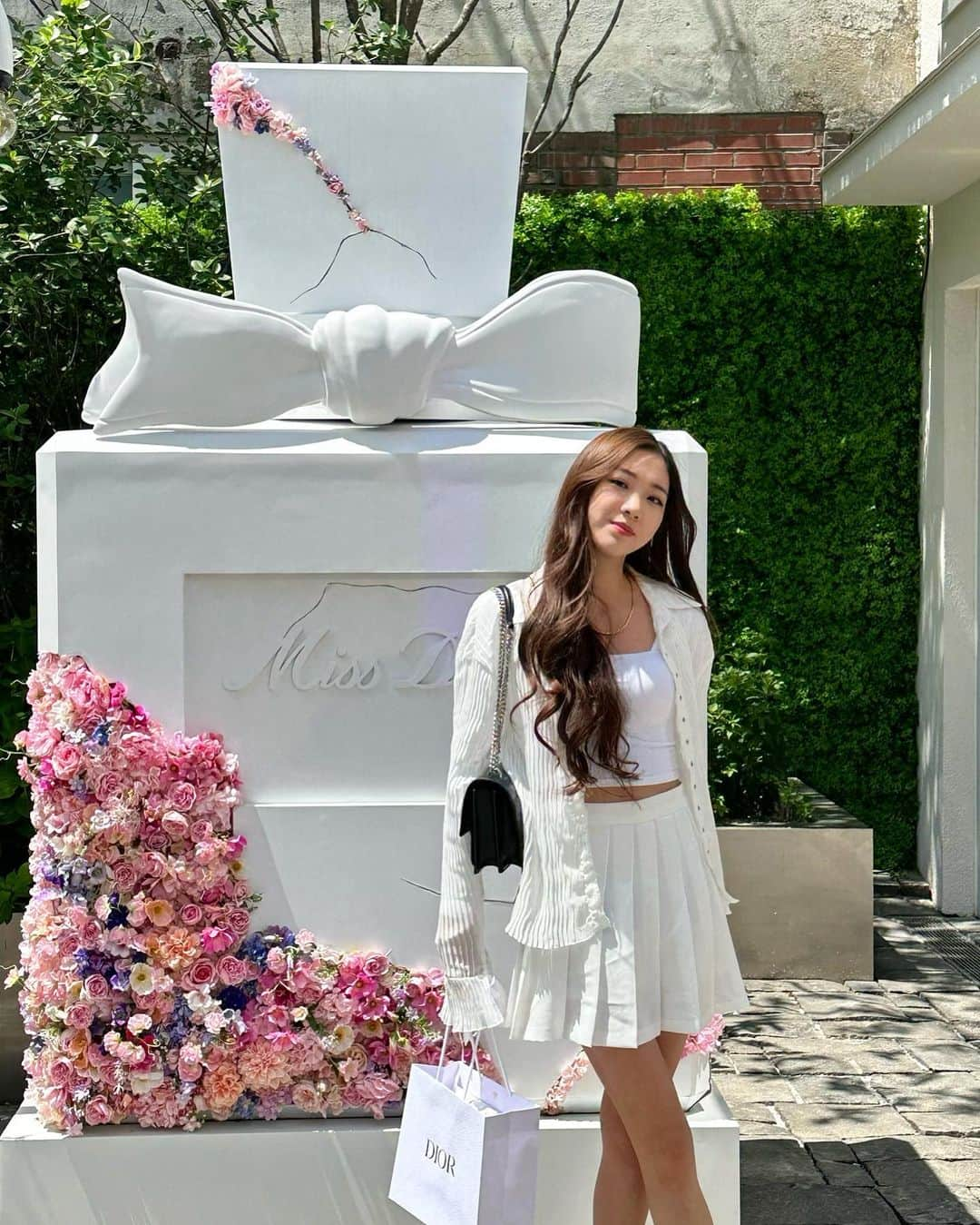 ティナ のインスタグラム：「#제품협찬 Visited the Miss Dior exhibition today! An exhibition where art & perfume collides worlds~ There is multiple floors so ,If youre near the area stop by🫶 📍성수동 플라츠 2   #디올뷰티 #미스디올 #미스디올전시 #미스디올팝업 #MissDior #MissDiorExhibition #MissDiorExhibitionSeoul」