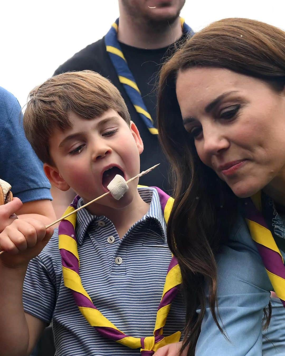 Just Jaredさんのインスタグラム写真 - (Just JaredInstagram)「Prince William, Princess Catherine (aka Kate Middleton), and their three kids, Prince George, 9, Princess Charlotte, 8, and Prince Louis, 5, participate in #BigHelpOut day following the Coronation with a visit to the 3rd Upton Scouts Hut. They participated in activities including archery, painting, and s'mores making! Tap this photo in the LINK IN BIO for many more photos. #PrinceLouis #PrinceGeorge #PrincessCharlotte #KateMiddleton #PrinceWilliam #RoyalFamily Photos: Getty」5月8日 22時48分 - justjared