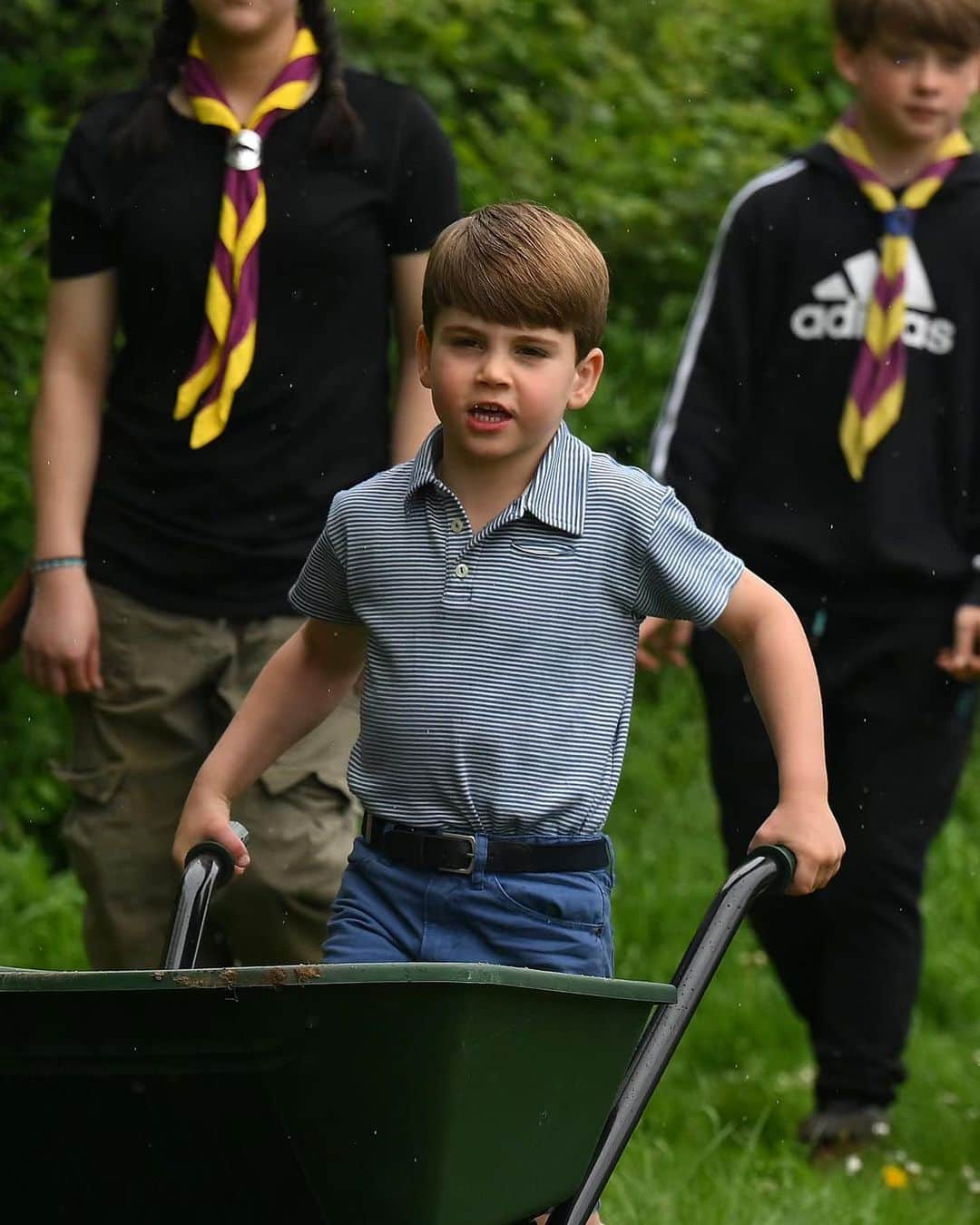 Just Jaredさんのインスタグラム写真 - (Just JaredInstagram)「Prince William, Princess Catherine (aka Kate Middleton), and their three kids, Prince George, 9, Princess Charlotte, 8, and Prince Louis, 5, participate in #BigHelpOut day following the Coronation with a visit to the 3rd Upton Scouts Hut. They participated in activities including archery, painting, and s'mores making! Tap this photo in the LINK IN BIO for many more photos. #PrinceLouis #PrinceGeorge #PrincessCharlotte #KateMiddleton #PrinceWilliam #RoyalFamily Photos: Getty」5月8日 22時48分 - justjared