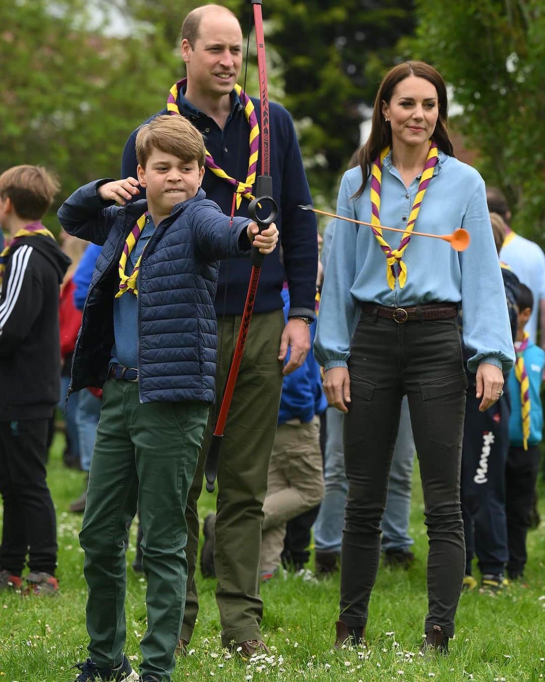 Just Jaredさんのインスタグラム写真 - (Just JaredInstagram)「Prince William, Princess Catherine (aka Kate Middleton), and their three kids, Prince George, 9, Princess Charlotte, 8, and Prince Louis, 5, participate in #BigHelpOut day following the Coronation with a visit to the 3rd Upton Scouts Hut. They participated in activities including archery, painting, and s'mores making! Tap this photo in the LINK IN BIO for many more photos. #PrinceLouis #PrinceGeorge #PrincessCharlotte #KateMiddleton #PrinceWilliam #RoyalFamily Photos: Getty」5月8日 22時48分 - justjared