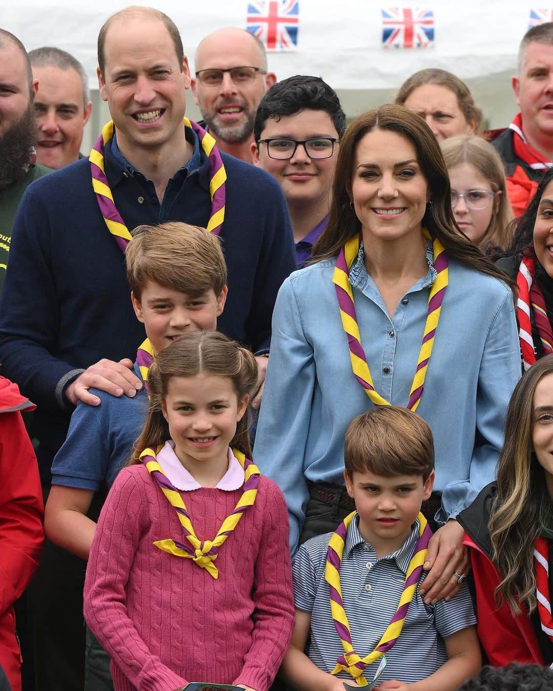 Just Jaredさんのインスタグラム写真 - (Just JaredInstagram)「Prince William, Princess Catherine (aka Kate Middleton), and their three kids, Prince George, 9, Princess Charlotte, 8, and Prince Louis, 5, participate in #BigHelpOut day following the Coronation with a visit to the 3rd Upton Scouts Hut. They participated in activities including archery, painting, and s'mores making! Tap this photo in the LINK IN BIO for many more photos. #PrinceLouis #PrinceGeorge #PrincessCharlotte #KateMiddleton #PrinceWilliam #RoyalFamily Photos: Getty」5月8日 22時48分 - justjared