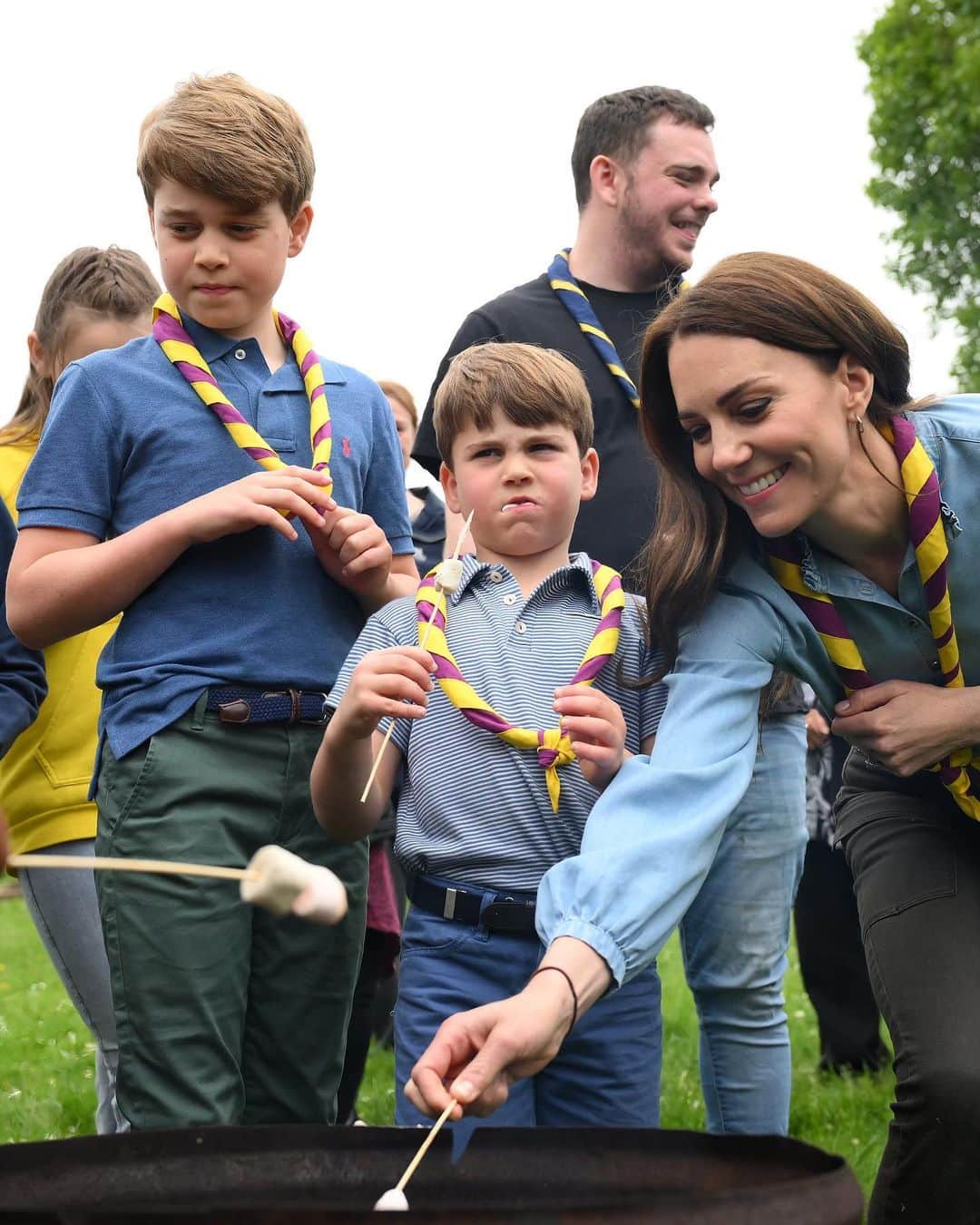 Just Jaredさんのインスタグラム写真 - (Just JaredInstagram)「Prince William, Princess Catherine (aka Kate Middleton), and their three kids, Prince George, 9, Princess Charlotte, 8, and Prince Louis, 5, participate in #BigHelpOut day following the Coronation with a visit to the 3rd Upton Scouts Hut. They participated in activities including archery, painting, and s'mores making! Tap this photo in the LINK IN BIO for many more photos. #PrinceLouis #PrinceGeorge #PrincessCharlotte #KateMiddleton #PrinceWilliam #RoyalFamily Photos: Getty」5月8日 22時48分 - justjared