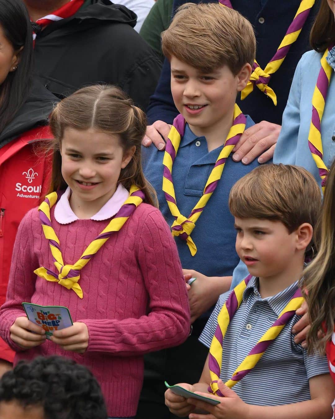 のインスタグラム：「Prince William, Princess Catherine (aka Kate Middleton), and their three kids, Prince George, 9, Princess Charlotte, 8, and Prince Louis, 5, participate in #BigHelpOut day following the Coronation with a visit to the 3rd Upton Scouts Hut. They participated in activities including archery, painting, and s'mores making! Tap this photo in the LINK IN BIO for many more photos. #PrinceLouis #PrinceGeorge #PrincessCharlotte #KateMiddleton #PrinceWilliam #RoyalFamily Photos: Getty」