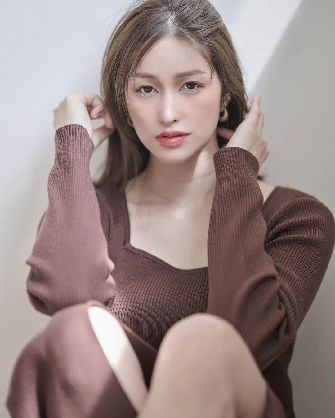 のインスタグラム：「久々の正面顔🥸どーーん！！ ㅤㅤㅤㅤㅤㅤㅤㅤㅤㅤㅤㅤ ㅤㅤㅤㅤㅤㅤㅤㅤㅤㅤㅤㅤ すっかり更新しないのが デフォルトになってしまいました🫢 ㅤㅤㅤㅤㅤㅤㅤㅤㅤㅤㅤㅤ  近々海外行くので気が向いたら 写真撮って更新しようと おもいます🤎 ㅤㅤㅤㅤㅤㅤㅤㅤㅤㅤㅤㅤ ㅤㅤㅤㅤㅤㅤㅤㅤㅤㅤㅤㅤ #タイトワンピ #emoda #emodaコーデ  #ミディアムヘア  #高身長女子  #ナチュラルメイク  #portraitphotography  #shooting」