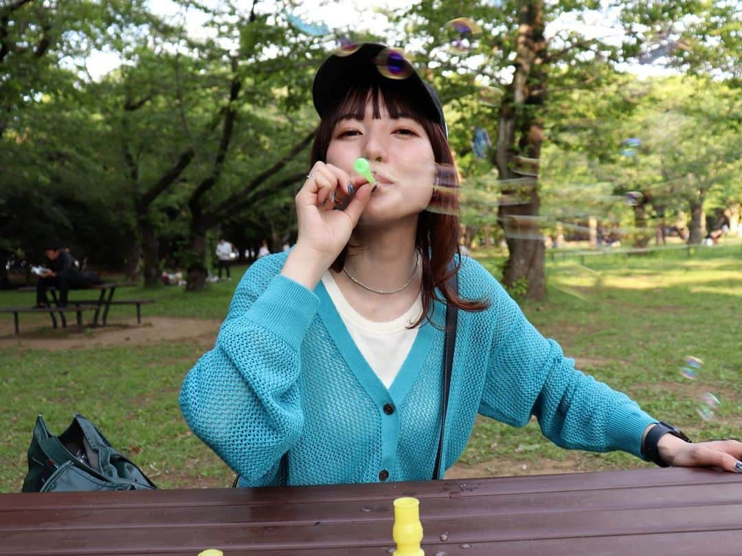 樺澤まどかさんのインスタグラム写真 - (樺澤まどかInstagram)「🍻🫧  GW代々木公園でピクニック 昼ビールとシャボン玉  シャボン玉で映え写真撮りたかったのに 強風すぎてシャボン玉が速すぎる😂😂  映えない😂😂  photo by OHさん  あ〜GW最高だったな〜 初日に戻れるよって言われたら もう一周同じことしたいなって思うくらい  #樺澤まどか  #gw#代々木公園#ピクニック#強風#ビール#昼ビール#シャボン玉#泣いて済むなら#泣きやがれ#全ての恋は#シャボン玉#🫧」5月8日 22時50分 - kabasawa_madoka