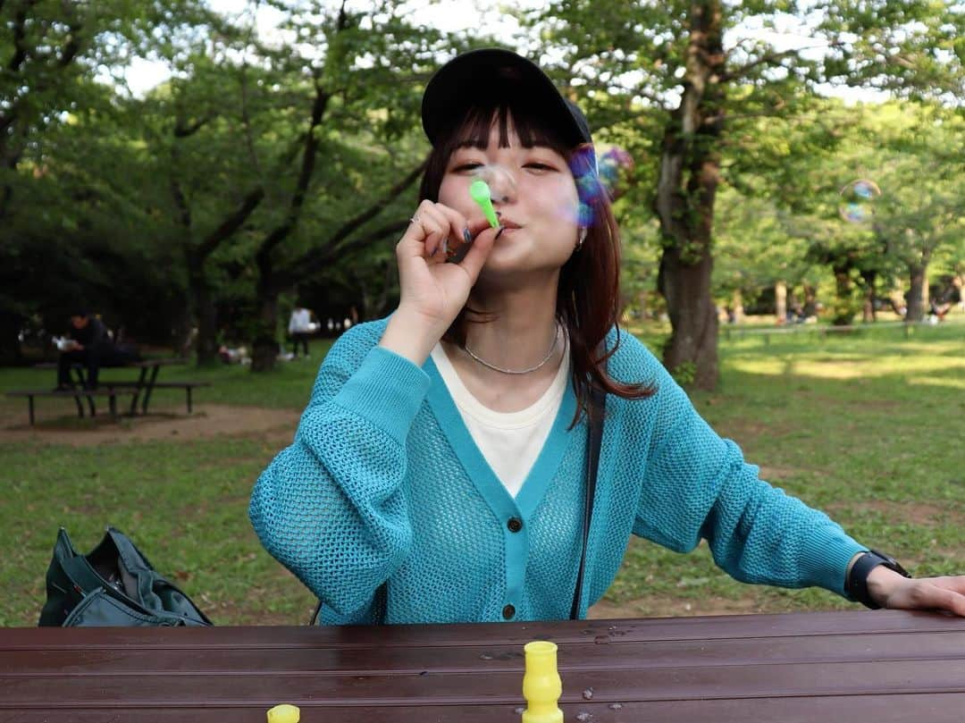 樺澤まどかさんのインスタグラム写真 - (樺澤まどかInstagram)「🍻🫧  GW代々木公園でピクニック 昼ビールとシャボン玉  シャボン玉で映え写真撮りたかったのに 強風すぎてシャボン玉が速すぎる😂😂  映えない😂😂  photo by OHさん  あ〜GW最高だったな〜 初日に戻れるよって言われたら もう一周同じことしたいなって思うくらい  #樺澤まどか  #gw#代々木公園#ピクニック#強風#ビール#昼ビール#シャボン玉#泣いて済むなら#泣きやがれ#全ての恋は#シャボン玉#🫧」5月8日 22時50分 - kabasawa_madoka