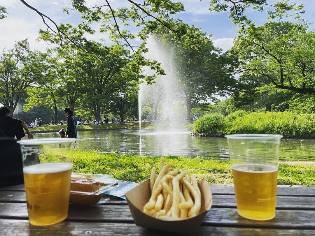 樺澤まどかさんのインスタグラム写真 - (樺澤まどかInstagram)「🍻🫧  GW代々木公園でピクニック 昼ビールとシャボン玉  シャボン玉で映え写真撮りたかったのに 強風すぎてシャボン玉が速すぎる😂😂  映えない😂😂  photo by OHさん  あ〜GW最高だったな〜 初日に戻れるよって言われたら もう一周同じことしたいなって思うくらい  #樺澤まどか  #gw#代々木公園#ピクニック#強風#ビール#昼ビール#シャボン玉#泣いて済むなら#泣きやがれ#全ての恋は#シャボン玉#🫧」5月8日 22時50分 - kabasawa_madoka