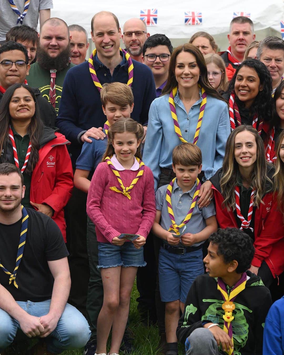 British Vogueさんのインスタグラム写真 - (British VogueInstagram)「On the final day of Coronation weekend celebrations, the Prince and #PrincessOfWales headed to a scout hut in Slough to take part in the Big Help Out: a nationwide initiative which is encouraging people to volunteer in local communities. The royal couple were joined by their three children, Prince George, Princess Charlotte and Prince Louis to help with the renovation of the hut, before taking part in a number of activities, including archery and toasting marshmallows. Click the link in bio for more.」5月8日 22時51分 - britishvogue