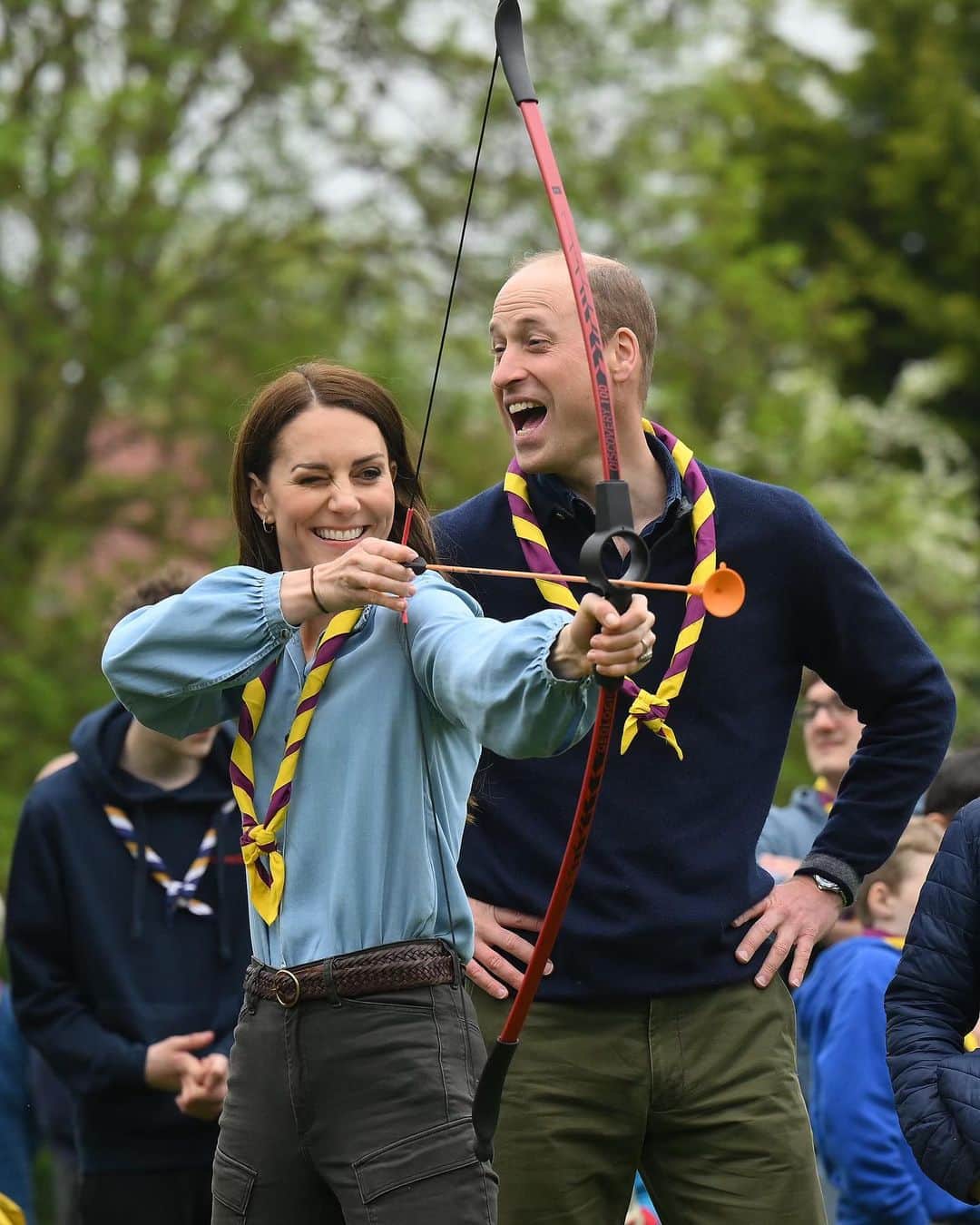 British Vogueさんのインスタグラム写真 - (British VogueInstagram)「On the final day of Coronation weekend celebrations, the Prince and #PrincessOfWales headed to a scout hut in Slough to take part in the Big Help Out: a nationwide initiative which is encouraging people to volunteer in local communities. The royal couple were joined by their three children, Prince George, Princess Charlotte and Prince Louis to help with the renovation of the hut, before taking part in a number of activities, including archery and toasting marshmallows. Click the link in bio for more.」5月8日 22時51分 - britishvogue