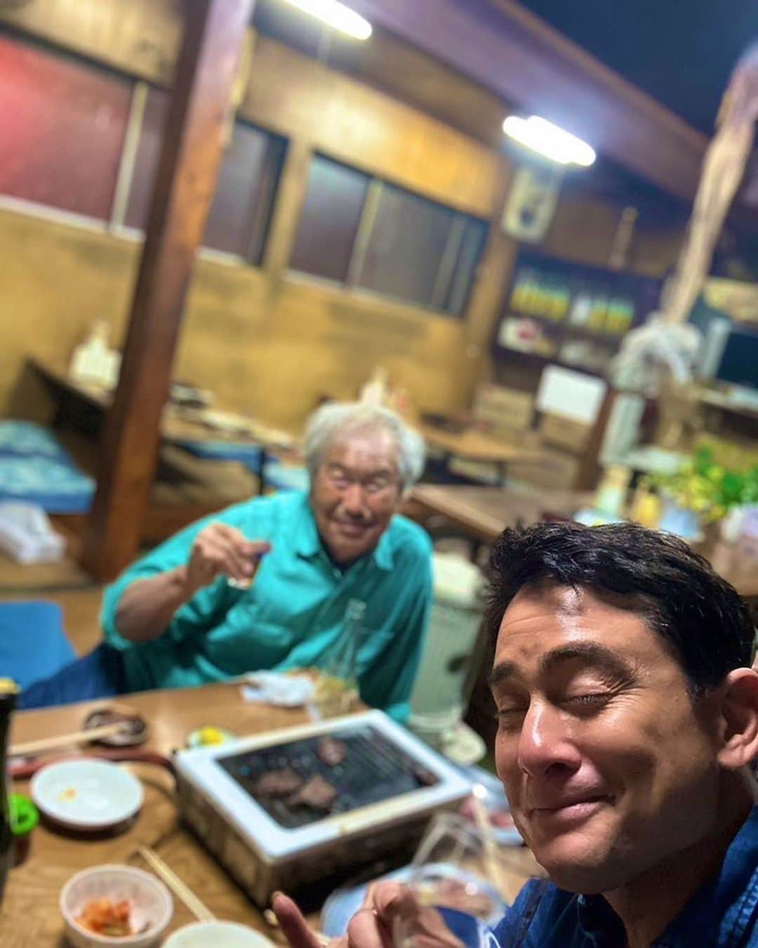 野口健さんのインスタグラム写真 - (野口健Instagram)「夜はご近所の「焼肉センターまるま」さんに、お隣のあやひやさんの星野さんとお食事(^^)   行きつけのお店ですが、昭和に迷い込んだようなこの世界が昭和生まれとしては、なんとも居心地がいいんですね。ほっとするんだなぁ。僕は父親が公務員だった為に、子供の頃から転勤族。いわゆる地元というものがないんですね。だからかな、大月の古民家生活を始めて、やっと「地元」ができたような。本当にそう感じるんですね。地元があるって、やっぱりいいんですよね。今夜はホッとするいい時間を過ごせました。明日は庭仕事の後にお山かな。  #野口健」5月8日 22時51分 - noguchiken8848