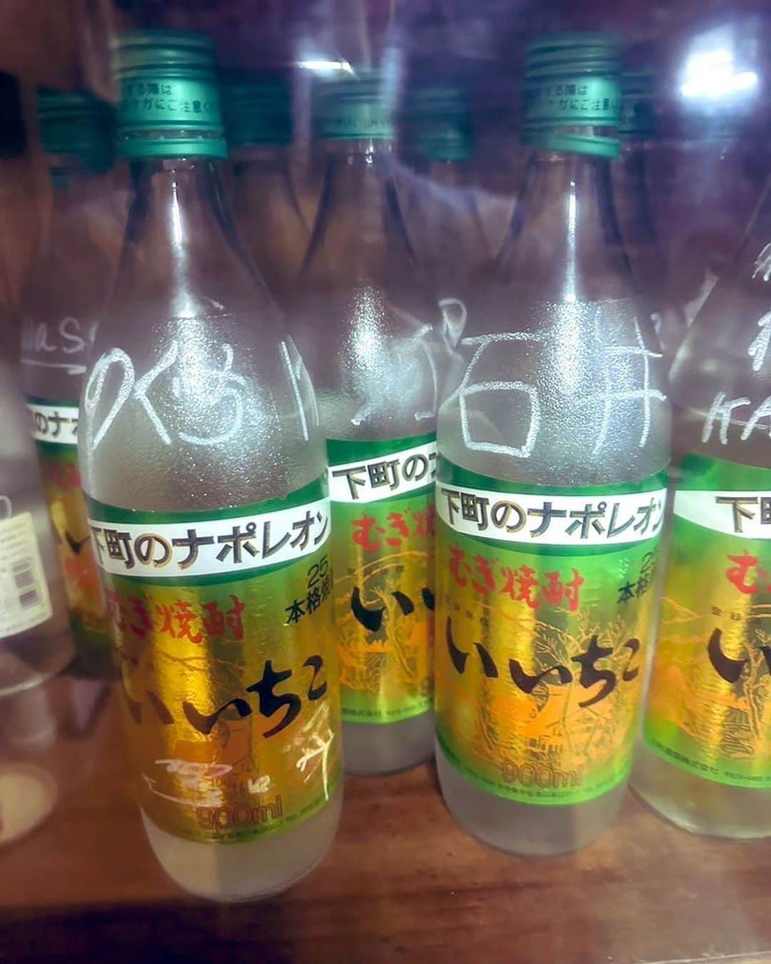 野口健さんのインスタグラム写真 - (野口健Instagram)「夜はご近所の「焼肉センターまるま」さんに、お隣のあやひやさんの星野さんとお食事(^^)   行きつけのお店ですが、昭和に迷い込んだようなこの世界が昭和生まれとしては、なんとも居心地がいいんですね。ほっとするんだなぁ。僕は父親が公務員だった為に、子供の頃から転勤族。いわゆる地元というものがないんですね。だからかな、大月の古民家生活を始めて、やっと「地元」ができたような。本当にそう感じるんですね。地元があるって、やっぱりいいんですよね。今夜はホッとするいい時間を過ごせました。明日は庭仕事の後にお山かな。  #野口健」5月8日 22時51分 - noguchiken8848