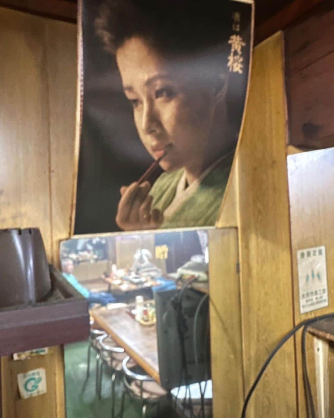 野口健さんのインスタグラム写真 - (野口健Instagram)「夜はご近所の「焼肉センターまるま」さんに、お隣のあやひやさんの星野さんとお食事(^^)   行きつけのお店ですが、昭和に迷い込んだようなこの世界が昭和生まれとしては、なんとも居心地がいいんですね。ほっとするんだなぁ。僕は父親が公務員だった為に、子供の頃から転勤族。いわゆる地元というものがないんですね。だからかな、大月の古民家生活を始めて、やっと「地元」ができたような。本当にそう感じるんですね。地元があるって、やっぱりいいんですよね。今夜はホッとするいい時間を過ごせました。明日は庭仕事の後にお山かな。  #野口健」5月8日 22時51分 - noguchiken8848